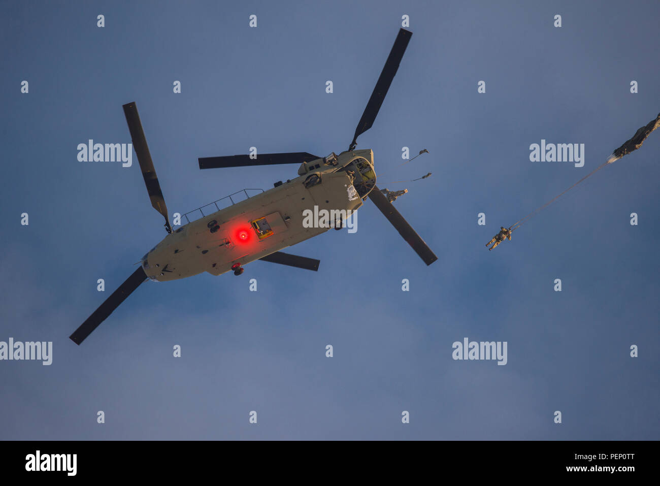 Stati Uniti Soldati con il primo battaglione decimo delle forze speciali Gruppo (Airborne) salta da un CH-47 elicottero Chinook sul Malmsheim Drop Zone, Germania, 20 gennaio, 2016. (U.S. Foto dell'esercito da Eric Steen/rilasciato) Foto Stock