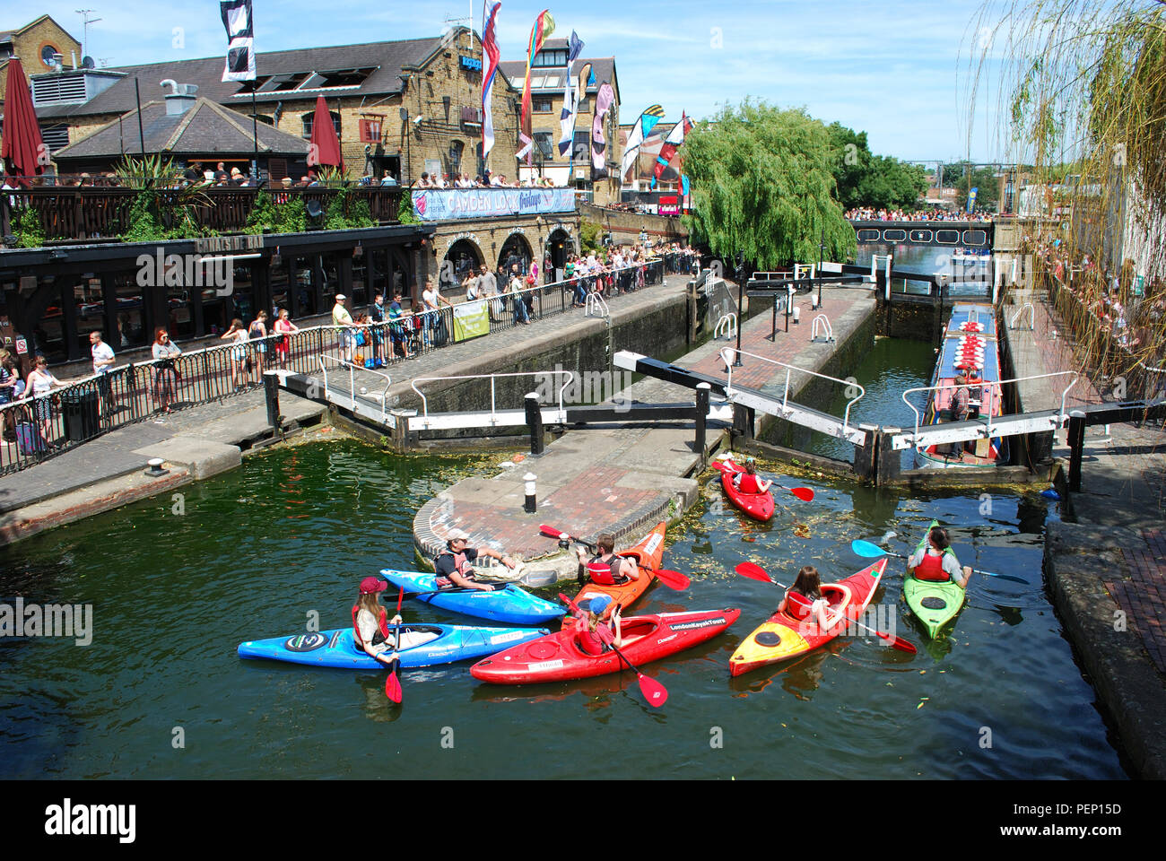 Kayaks colorati in Camden Lock, Londra Foto Stock