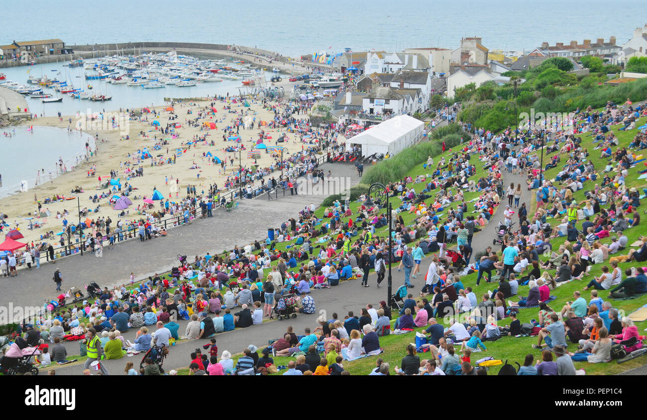 Folla di Lyme Regis, Dorset godendo evento estivo Foto Stock