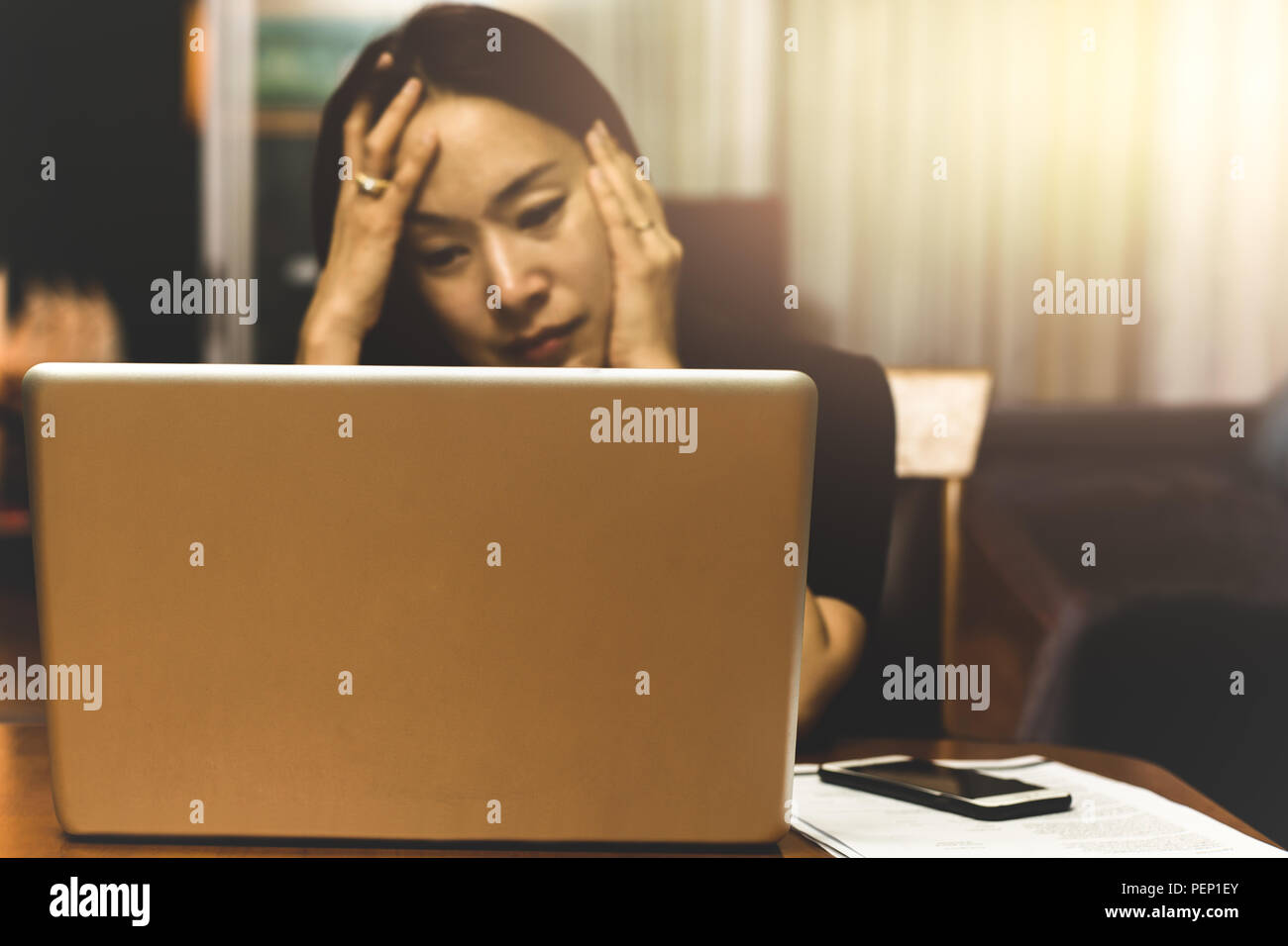 Donna d'affari in cerca di lavoro di stress sul computer di lavoro straordinario, Foto Stock