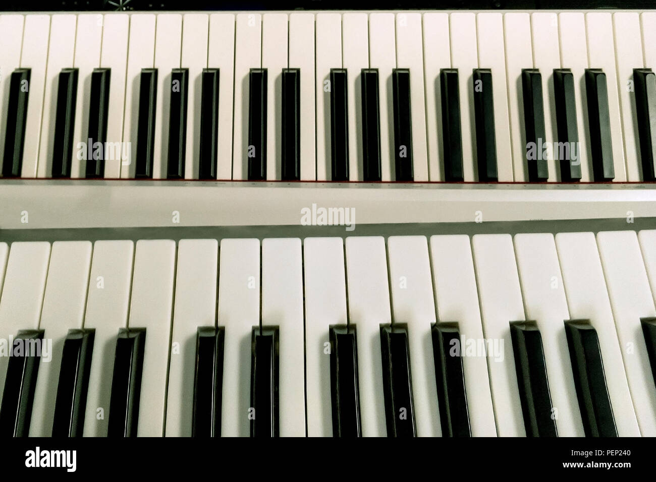 Tasti di pianoforte. Vista superiore del bianco e del nero pianoforte sullo sfondo della tastiera. Abstract background. Close-up. Foto Stock