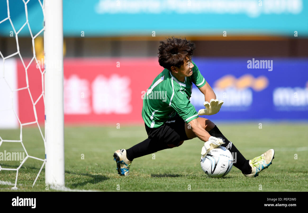 180816) -- PALEMBANG, Agosto 16, 2018(Xinhua) -- Tsai Mingjung, portiere di  Taipei cinese, salva un calcio di rigore durante il calcio femminile gruppo  una corrispondenza tra la Corea del Sud e del