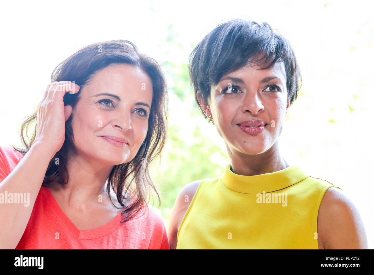 Leipzig, Germania. 16 Ago, 2018. Attrici Elisabeth Lanz (l, giocando Dott.ssa Susanne Mertens) e Dennenesch Zoudé (come direttore dello zoo il dottor Amal Bekele) sorriso durante le riprese di un nuovo episodio nella parte anteriore del contenitore di elefante in Zoo di Lipsia. Gli episodi 66-73 sono attualmente girati qui. "Veterinario il dottor Mertens" è una produzione di Saxonia Media Film di produzione a nome dell'emittente ARD. Credito: Jan Woitas/dpa-Zentralbild/dpa/Alamy Live News Foto Stock