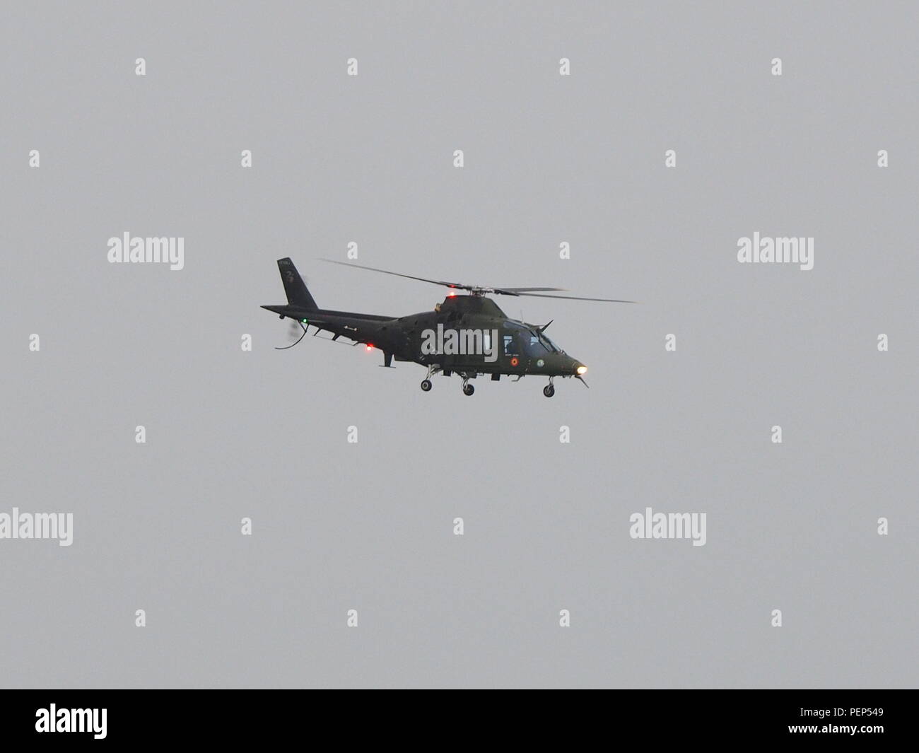 Eastbourne, Regno Unito. 16 Ago, 2018. Eastbourne: Airshow Le cattive condizioni meteo ha portato la maggior parte dei voli previsti sul primo giorno del Eastbourne International Air Show di essere annullati, con solo 3 voli luogo: Chinook, Belga Air Force 109 elicottero & Typhoon alle 4 del pomeriggio in un giorno di pioggia pesante e spessa nube di copertura. Pic: belga Air Force A109 elicottero. Credito: James Bell/Alamy Live News Foto Stock