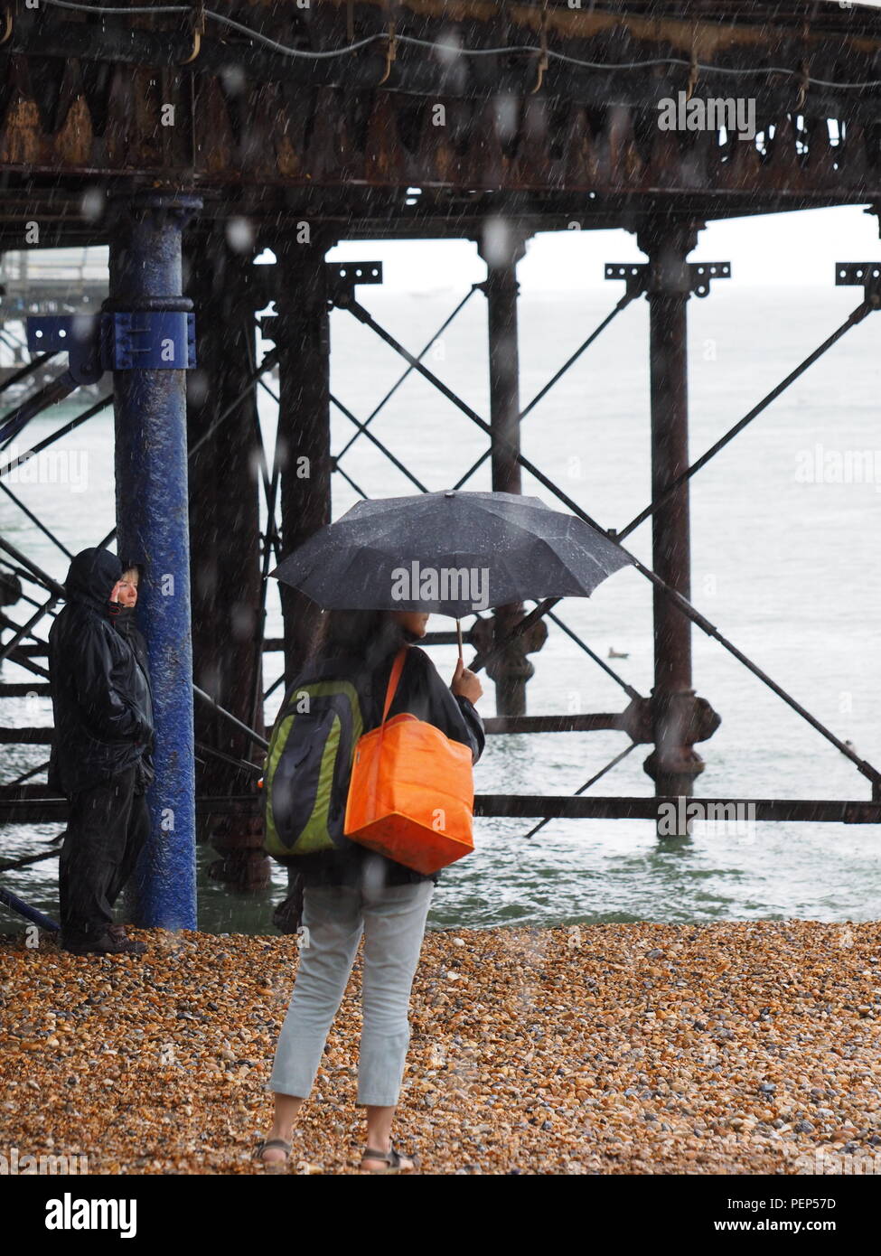 Eastbourne, Regno Unito. 16 Ago, 2018. Regno Unito Meteo: un giorno di Spesse nuvole grigie e pioggia a Eastbourne. Credito: James Bell/Alamy Live News Foto Stock