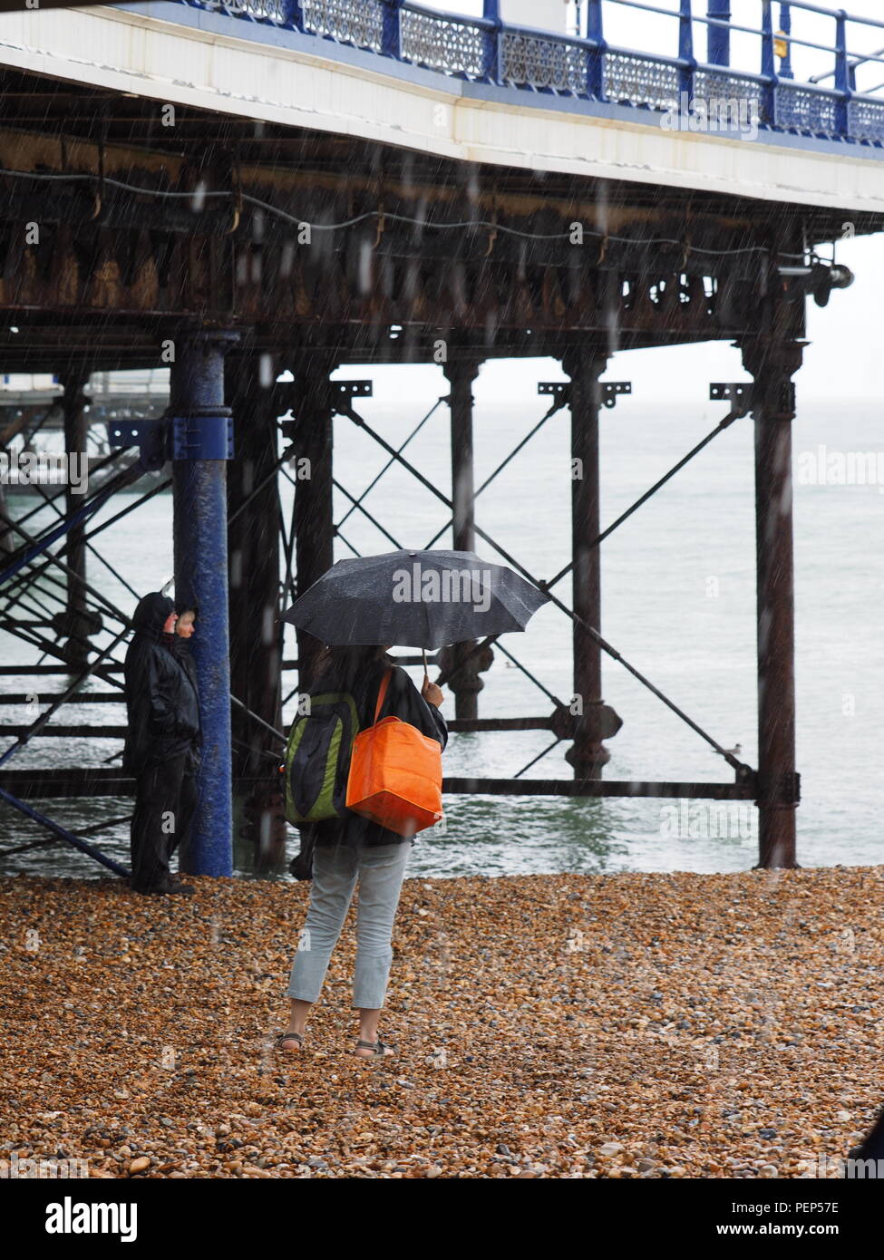 Eastbourne, Regno Unito. 16 Ago, 2018. Regno Unito Meteo: un giorno di Spesse nuvole grigie e pioggia a Eastbourne. Credito: James Bell/Alamy Live News Foto Stock