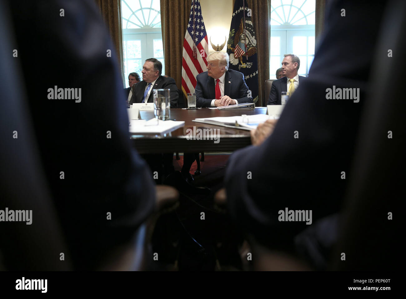 Washington, Distretto di Columbia, Stati Uniti d'America. 16 Ago, 2018. Il Presidente degli Stati Uniti, Trump, centro ospita una riunione del gabinetto nel Cabinet Room della casa bianca il 16 agosto 2018 a Washington, DC.Credit: Oliver Contreras/Piscina via CNP Credito: Oliver Contreras/CNP/ZUMA filo/Alamy Live News Foto Stock