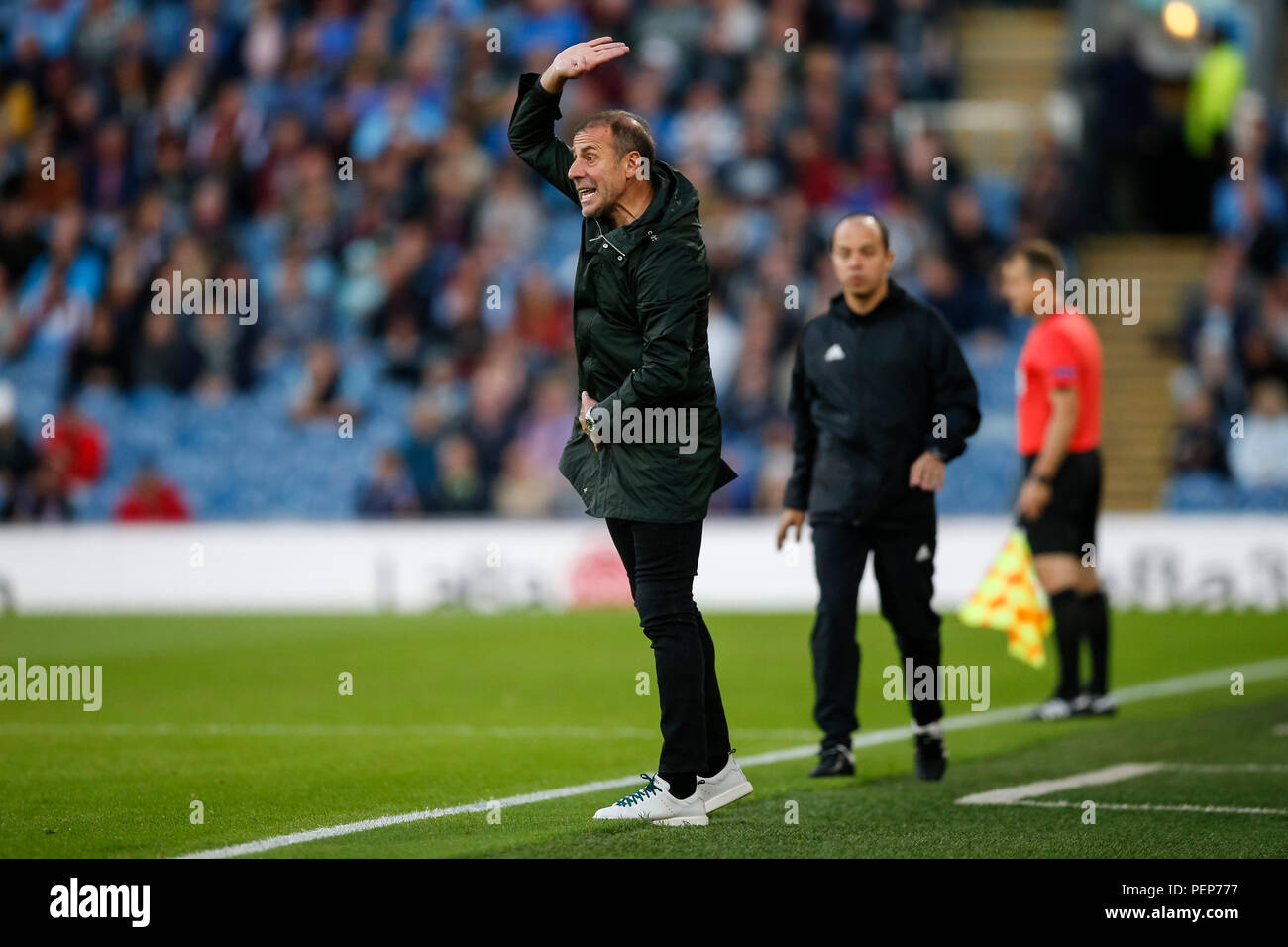 Burnley, Regno Unito. Il 16 agosto 2018. Istanbul Basaksehir Manager Abdullah Avci durante la UEFA Europa League terzo turno di qualificazione della seconda gamba match tra Burnley e Istanbul Basaksehir a Turf Moor il 16 agosto 2018 a Burnley, Inghilterra. (Foto di Daniel Chesterton/phcimages.com) Credit: Immagini di PHC/Alamy Live News Foto Stock