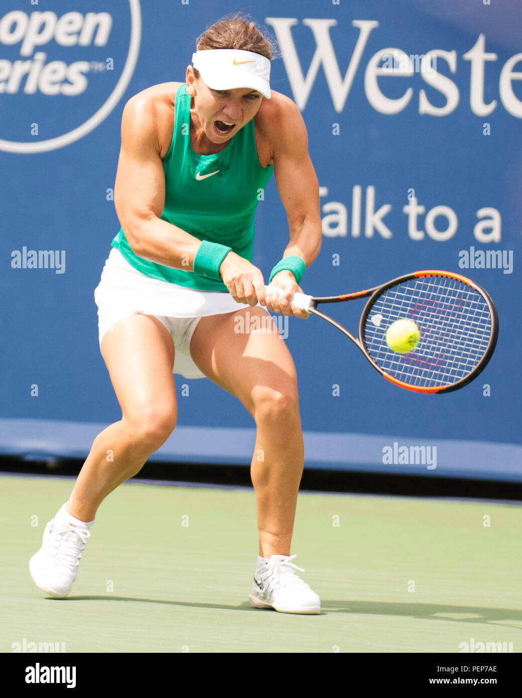 Ohio, Stati Uniti d'America. Agosto 16, 2018: Simona Halep (ROU) colpisce la palla alla Aijla Tomljanovic (AUS) a sud occidentali in aperto Mason, Ohio, Stati Uniti d'America. Brent Clark/Alamy Live News Foto Stock