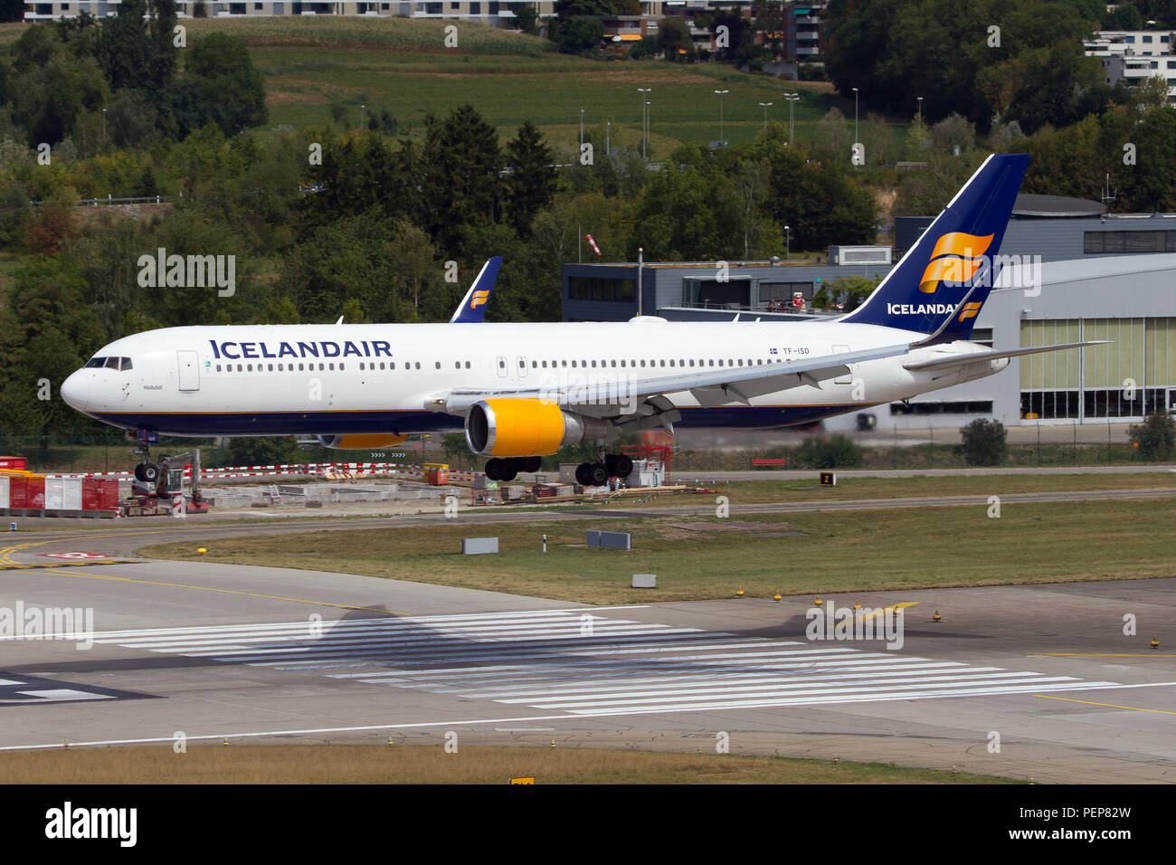 Zurigo, Svizzera. 11 Ago, 2018. Icelandair Boeing 767-300ER in atterraggio a Zurigo Kloten aeroporto pista 28. Servizio giornaliero da ReykjavÃ k. Credito: Fabrizio Gandolfo SOPA/images/ZUMA filo/Alamy Live News Foto Stock