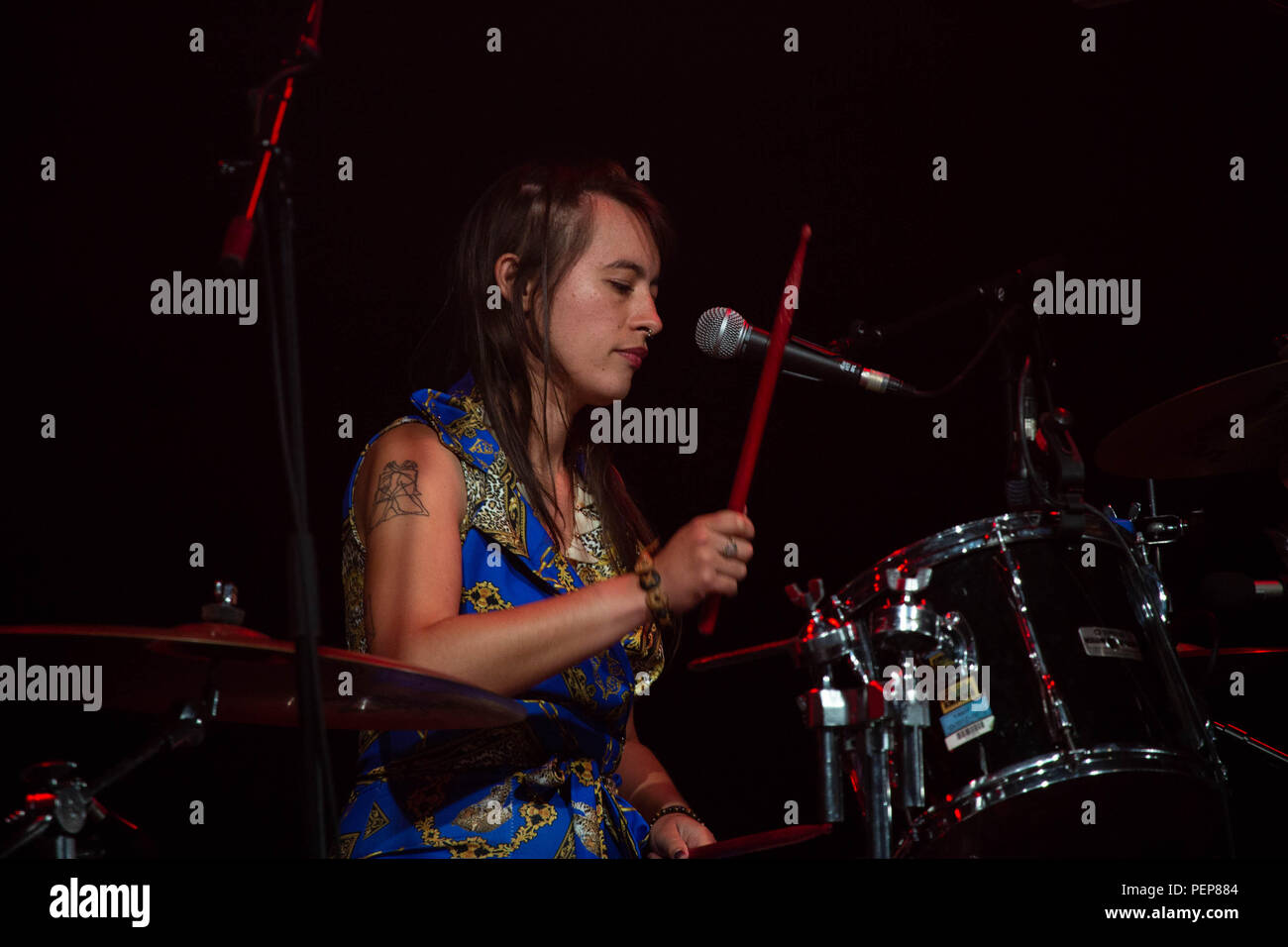 Glanusk Park, Brecon, Galles, 16 agosto 2018. La prima sera del festival musicale Green Man nelle Brecon Beacons Mountains in Galles. Il sito è aperto il giorno prima del festival vero e proprio. Immagini: Rachel Horwood del gruppo pop Avant-garde Bas Jan suona il far Out Stage. Crediti: Rob Watkins/Alamy Live News Foto Stock