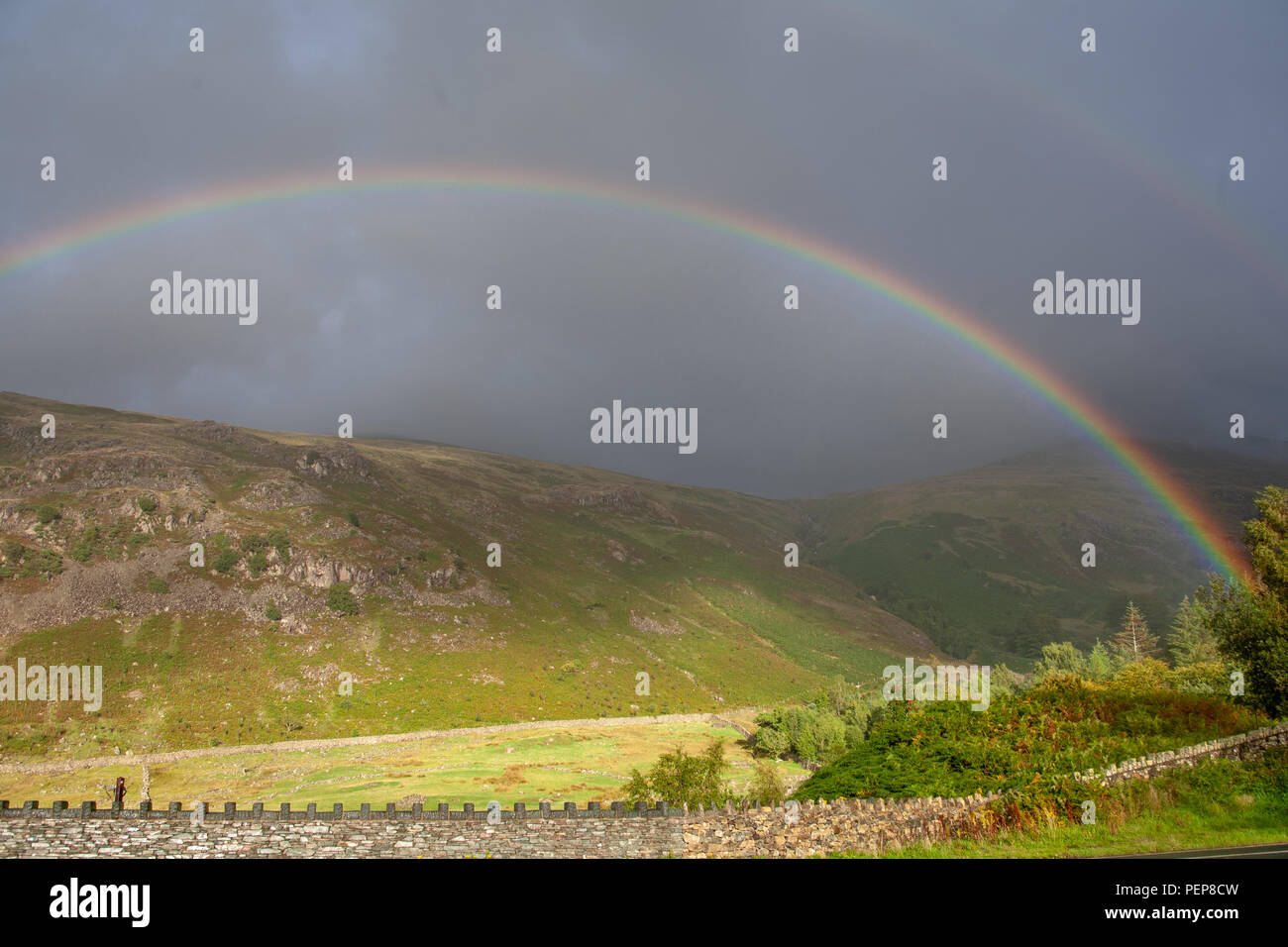 Stazione Thirlmere Cumbria 11 agosto 2018. Regno Unito: Meteo Rainbow fotografata dalla stazione Thirlmere verso Hellvellyn nel più tipico quartiere del lago meteo rispetto a quella di fine credito: fotografare Nord/Alamy Live News Foto Stock