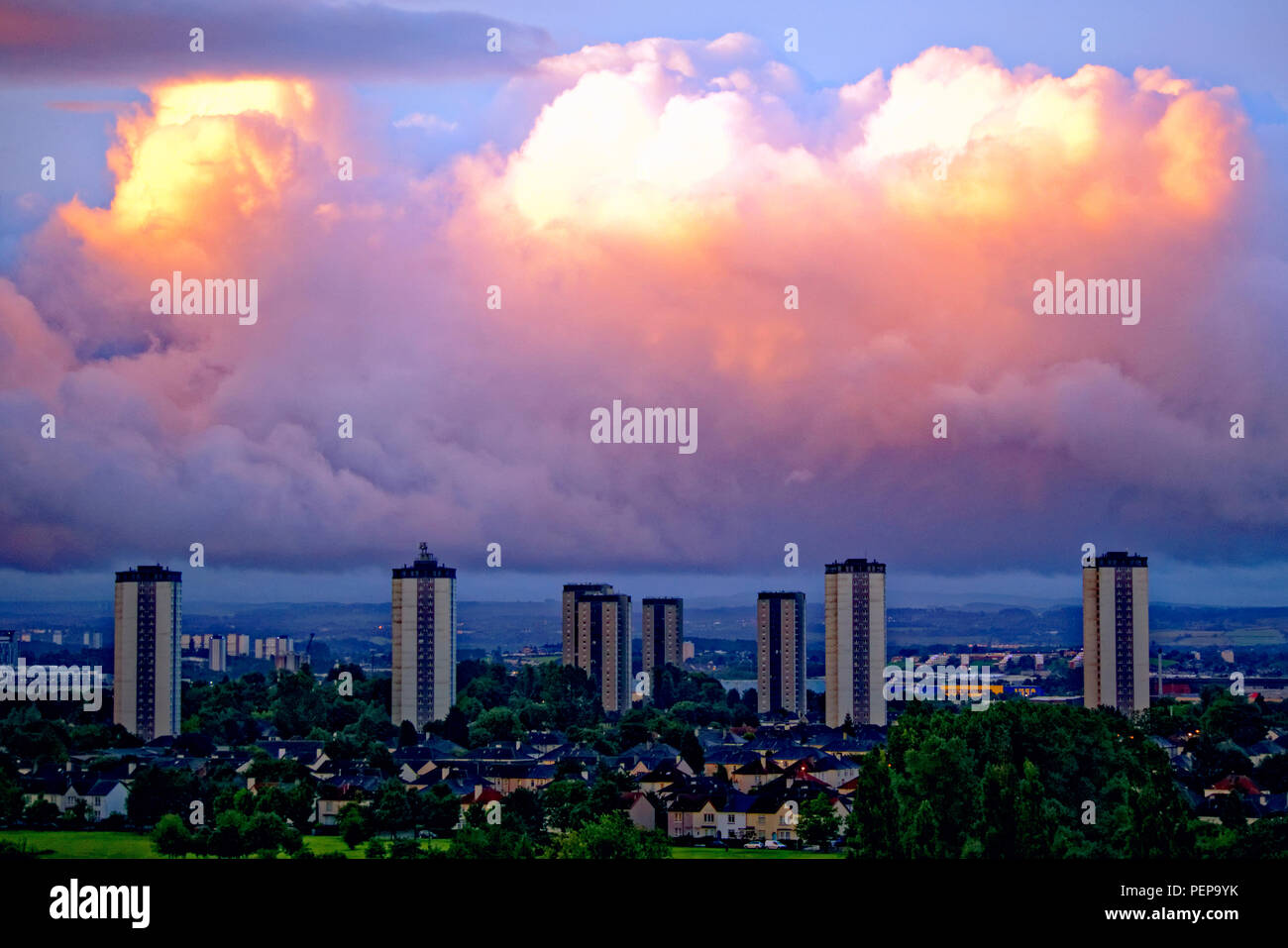 Glasgow, Scotland, Regno Unito. 17 Agosto, 2018. Regno Unito: Meteo luminoso giorno avanti con soffici nuvole cumulus precedendo di tempesta Ernesto grazie per tutto il weekend come formaggio di cavolfiore e rabboccato formazioni appaiono sopra la città del sud sorge alto e IKEA Braehead come sunrise tenta di rompere attraverso la elevata densità di sky in oriente. Gerard Ferry/Alamy news Credito: gerard ferry/Alamy Live News Foto Stock
