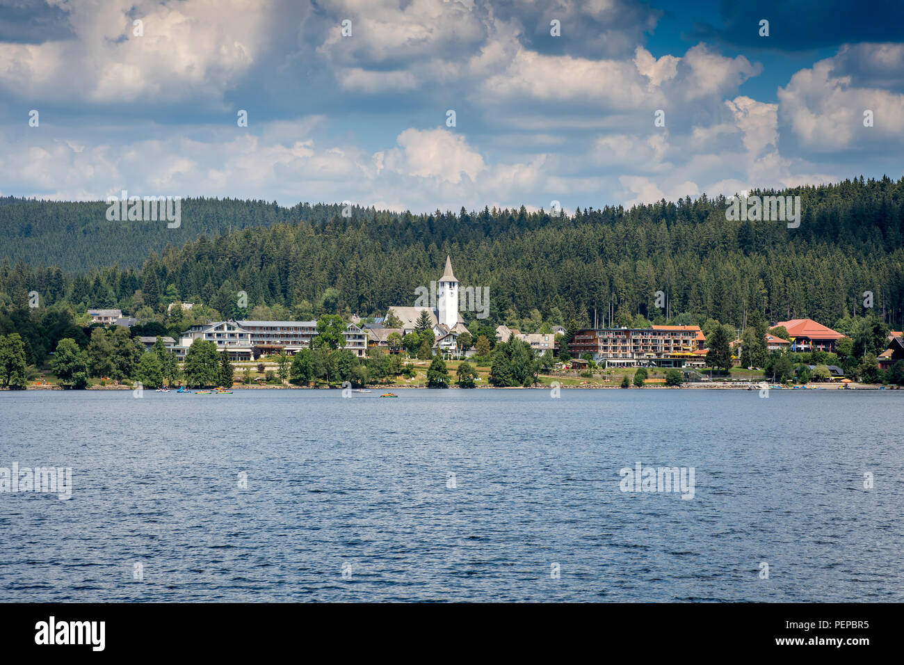 27 Luglio 2018: vista del lago Titisee nella Foresta Nera con il distretto con lo stesso nome nel comune di Titisee-Neustadt. (Nota: utilizzare PER RADIO PICTURES (BILDFUNK ) SOLO PREVIA CONSULTAZIONE) Foto: Thomas Eisenhuth/dpa-Zentralbild/ZB Foto Stock