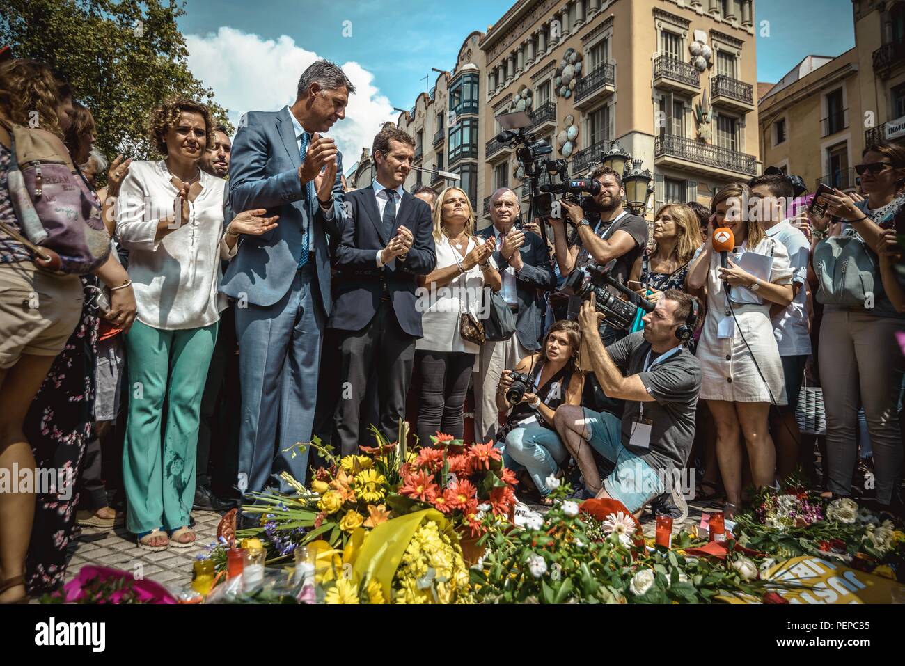 Barcellona, Spagna. 17 Agosto 2018: PABLO CASADO (4L), presidente del Partito Popolare (PP) prende parte in una corona di cerimonia di posa in opera in corrispondenza di un memoriale della Fortuna di Las Ramblas per commemorare il primo anniversario al posto di un terrorismo jihadista attentato che ha ucciso 16 persone e il ferimento di più di 100 con i parenti delle vittime e alle autorità locali Credito: Matthias Oesterle/Alamy Live News Foto Stock