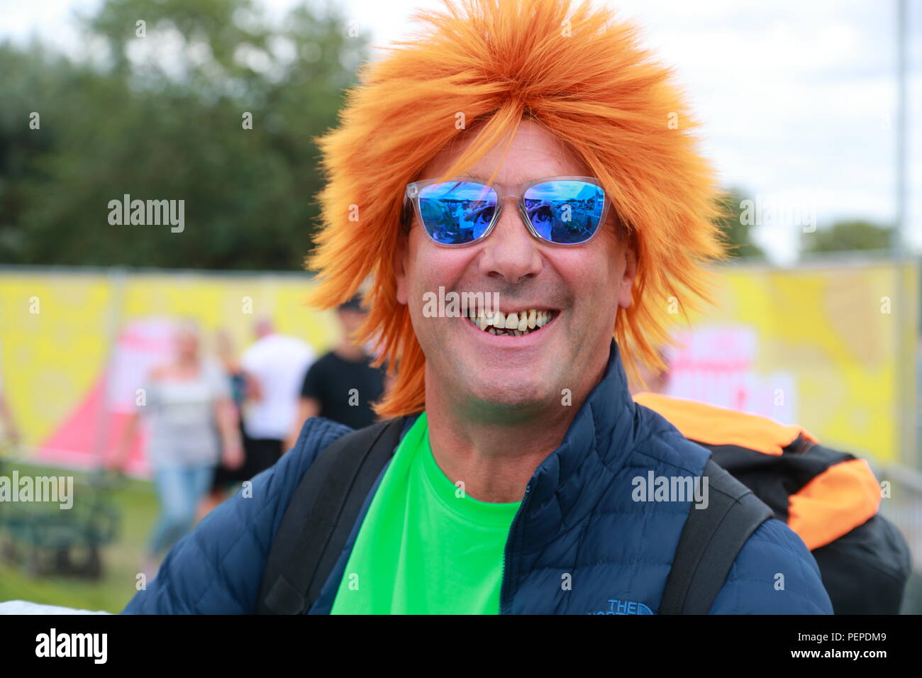 Henley-on-Thames, Regno Unito. 17 ago 2018. Festaioli arrivare per quest'anno il Festival di riavvolgimento a sud a Henley-on-Thames. Essi sono vestite per l'occasione di guardare e ascoltare la musica stelle degli anni ottanta. Credito: Uwe Deffner/Alamy Live News Foto Stock