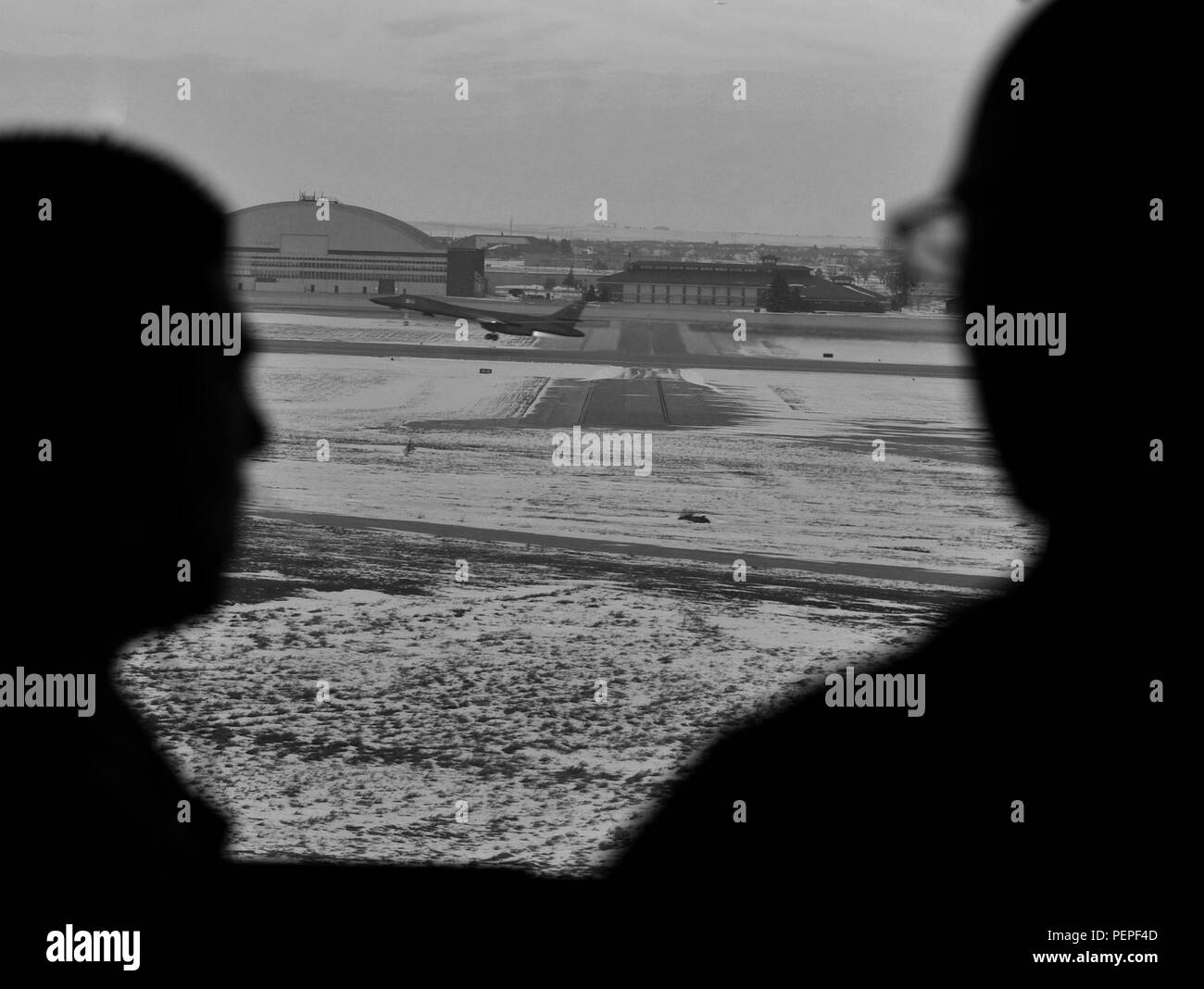 Un B-1 bombardiere esegue un 'touch and go" come due controllori del traffico aereo a comunicare con l'equipaggio per assicurare il decollo si svolga senza intoppi a Ellsworth Air Force Base, S.D., Gennaio 6, 2016. Si prende un team di controllori del traffico aereo di coordinare tutti gli aspetti delle operazioni di volo, dal decollo in chiaro lo spazio aereo di atterrare sulla pista. I controllori del traffico aereo coordinare circa 25 sortite una settimana, mantenendo i piloti preparati per le operazioni di emergenza. (U.S. Air Force illustrazione della foto da Airman 1. Classe James L. Miller/rilasciato) Foto Stock