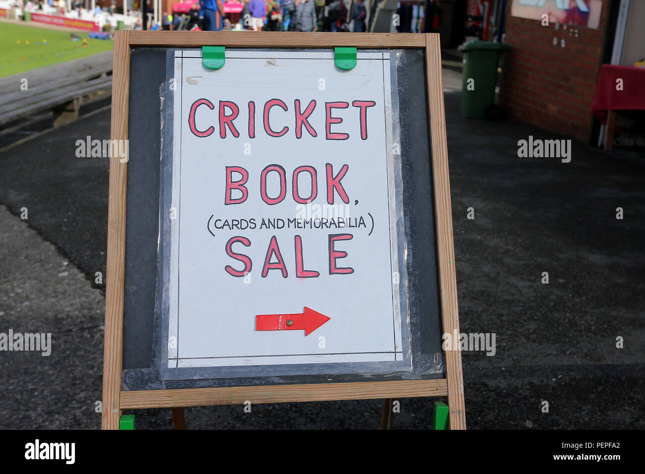 Vista generale del Cricket Prenota vendita segno davanti a Yorkshire CCC vs Essex CCC, Specsavers County Championship Division 1 Cricket a Scarborough CC, Nord Foto Stock