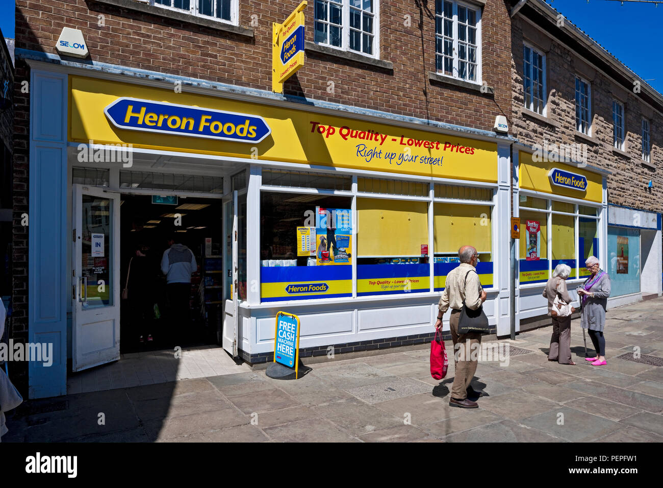 Il supermercato Heron Foods, negozio all'esterno Baxtergate Whitby North Yorkshire, Inghilterra, Regno Unito Foto Stock