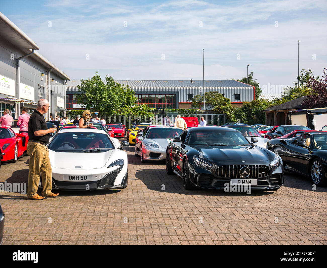 Car meeting a Simon Furlonger automobili, Ashford, Kent Foto Stock