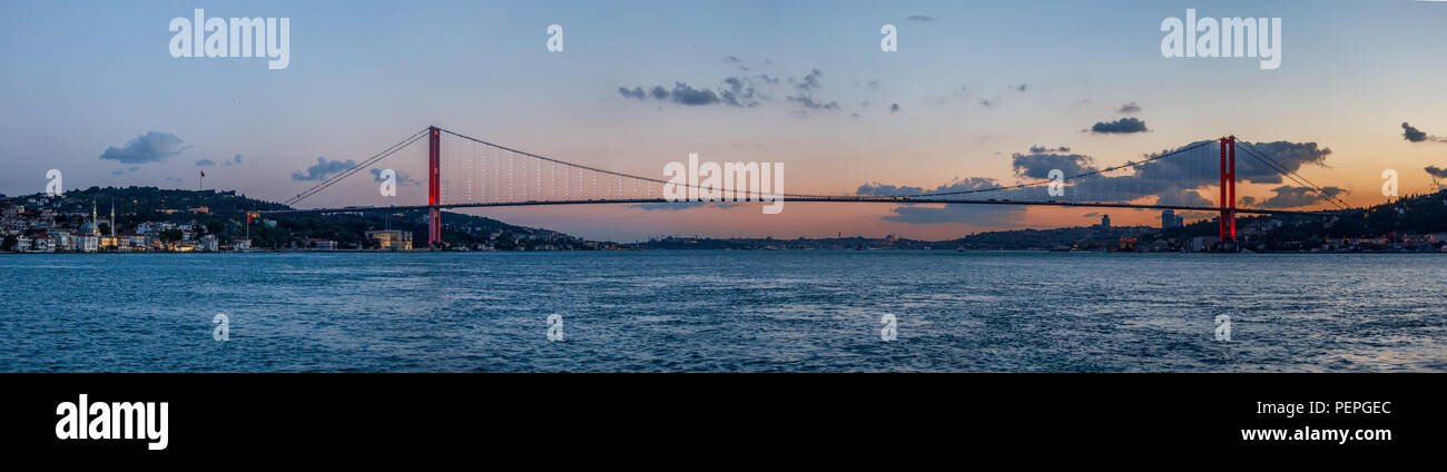 Ponte sul Bosforo di notte Foto Stock