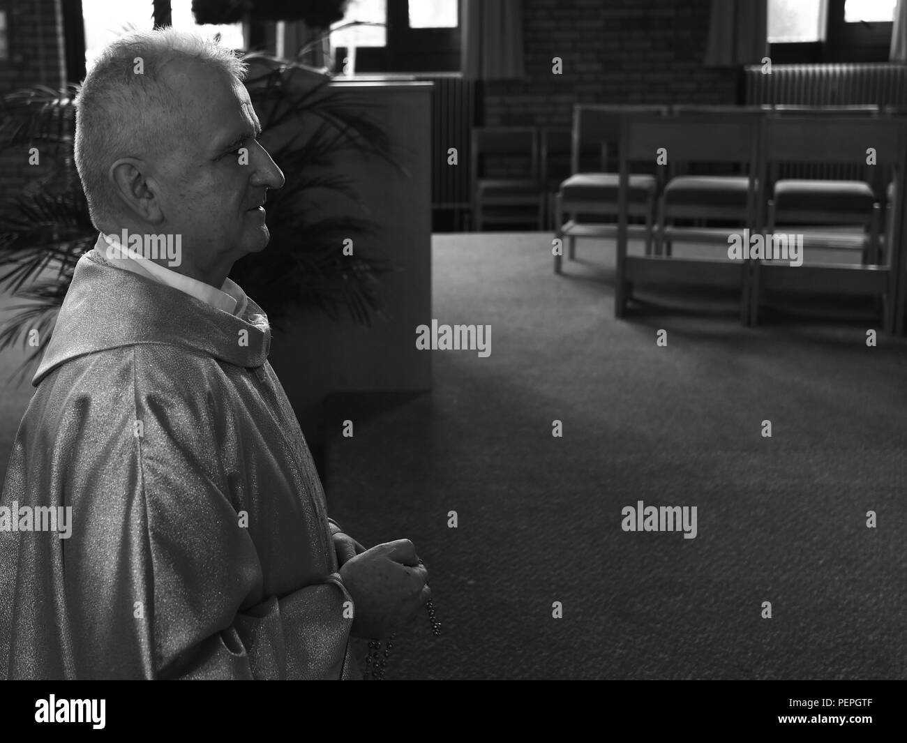 Stati Uniti Air Force cappellano, il Mag. Mitchell Zygadlo, 501combattere ala di supporto romano cappellano cattolico, prega davanti alla cappella alter a RAF Alconbury, Regno Unito, 8 dicembre 2015. Dopo a emigrare negli Stati Uniti, dalla Polonia, Zygadlo detto fu sopraffatto dalla libertà goduto in tutta l'America. (U.S. Air Force foto di Tech. Sgt. Jarad A. Denton/rilasciato) Foto Stock