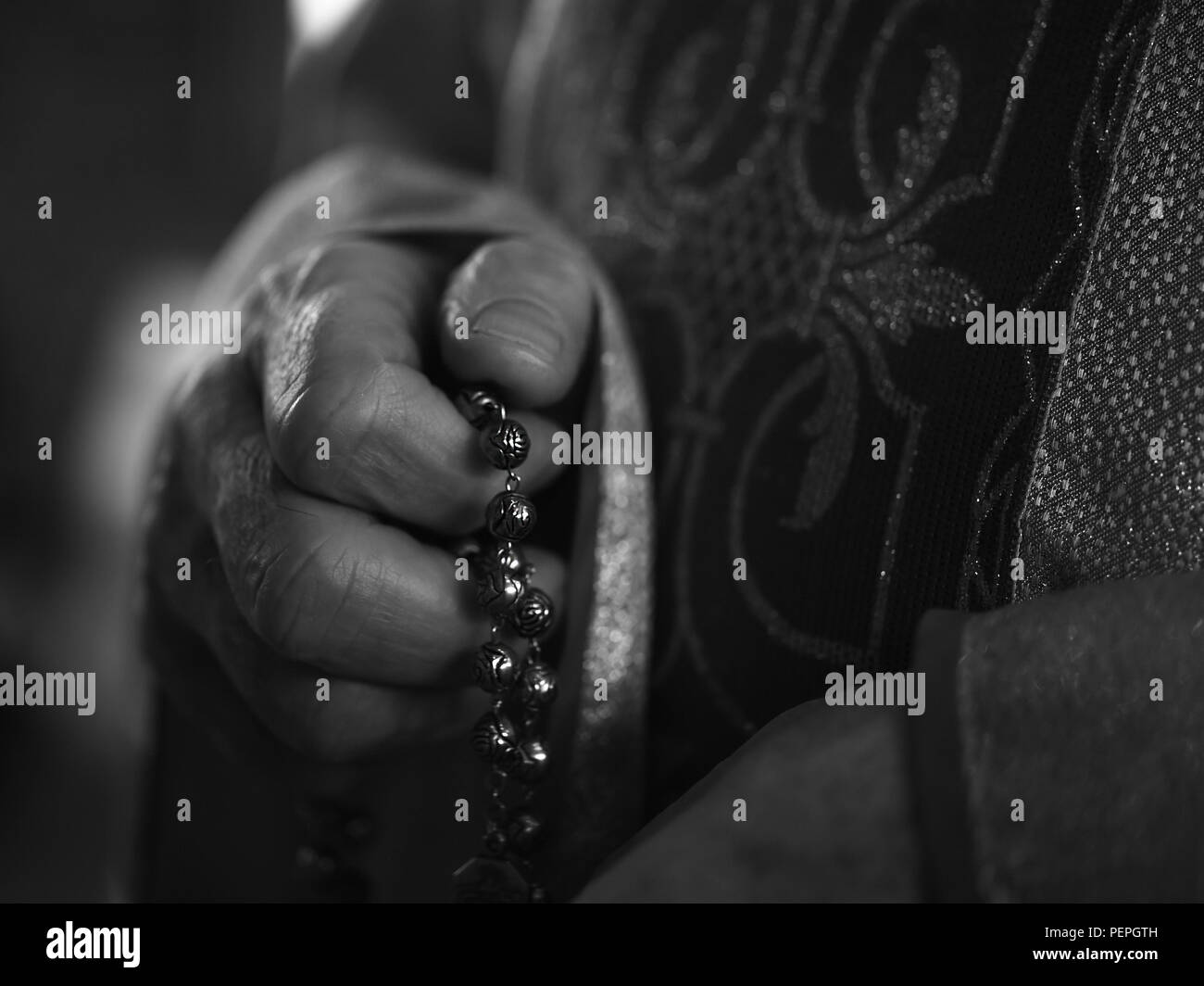 Stati Uniti Air Force cappellano, il Mag. Mitchell Zygadlo, 501combattere ala di supporto romano cappellano cattolico, prega con il suo rosario all'interno della cappella sulla RAF Alconbury, Regno Unito, 8 dicembre 2015. Dalle sue umili origini come un ragazzino in Polonia, Zygadlo detta la fede è sempre stato un forte fondamento della sua spirituale resilienza. (U.S. Air Force foto di Tech. Sgt. Jarad A. Denton/rilasciato) Foto Stock