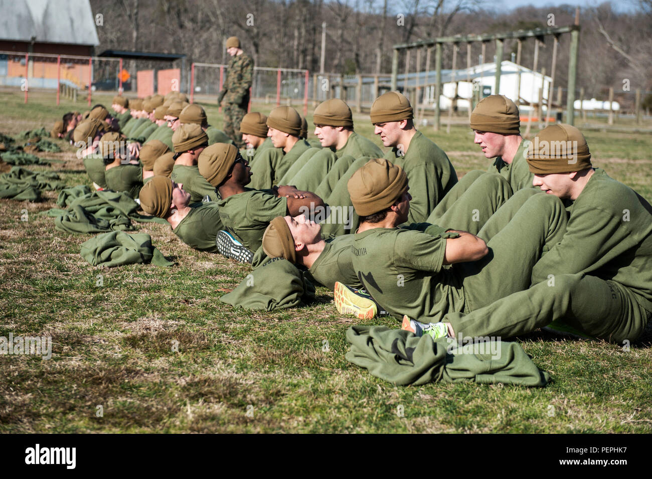 Ufficiale di marina di candidati provenienti da Charlie e Delta Azienda frequentando Officer della classe di candidati-220 completano il loro fisico iniziale prova di Fitness (FFP) al marrone a bordo campo Marine Corps base Quantico, Virginia, 20 gennaio, 2016. I FFP eventi per tutti i candidati di sesso maschile e Marines sono costituiti da un temporizzato di 3 mile run, pull-ups per il numero massimo di ripetizioni, e sgranocchia per numero massimo di ripetizioni, entro un termine di due minuti di tempo. La missione di Delegato candidati scuola (OCS) è "educare e formare i candidati officer in Marine Corps conoscenze e competenze all'interno di una controllata, stimolante e ambiente caotico al fine di Foto Stock