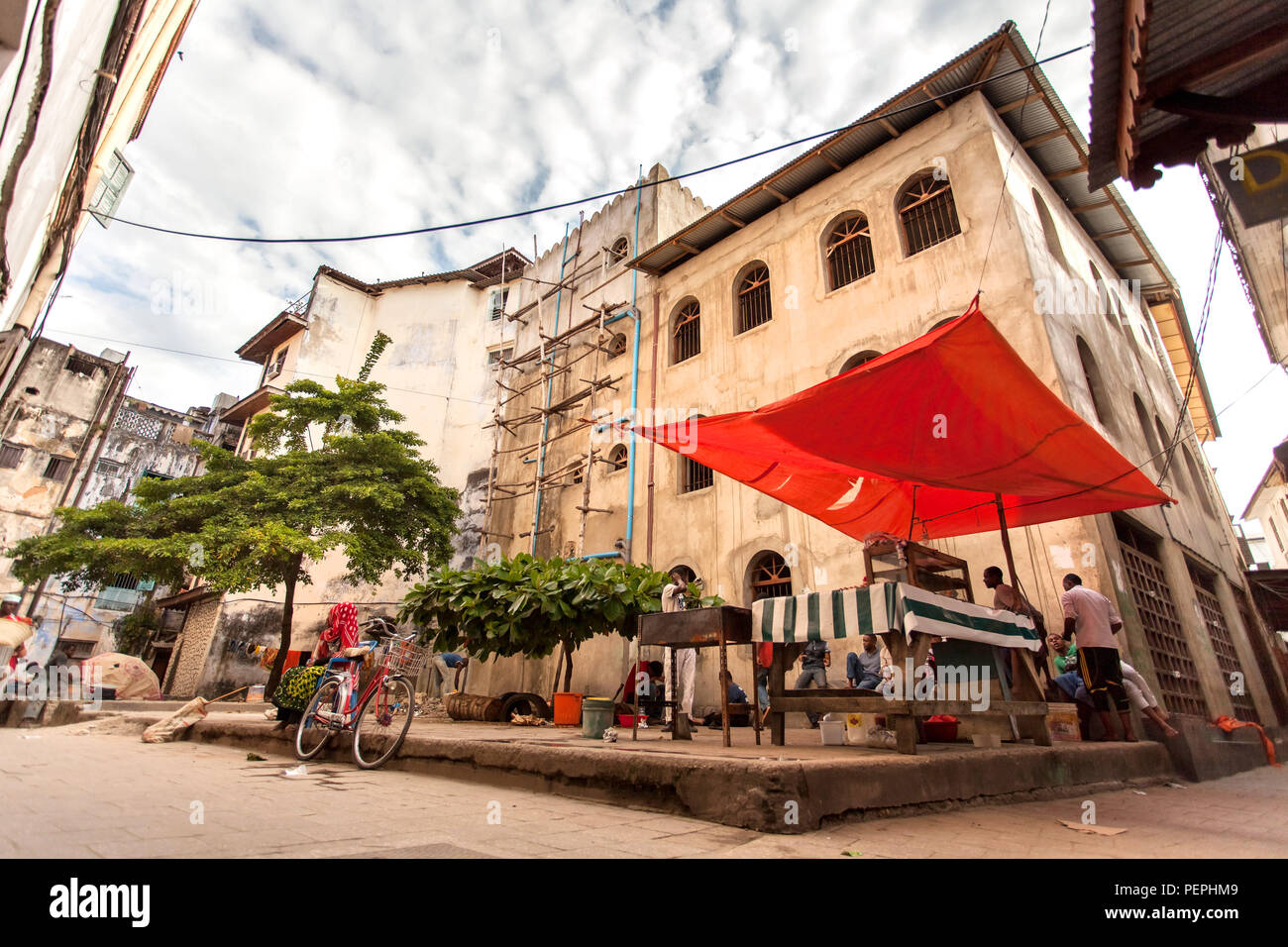 Stone Town, Zanzibar, 27 maggio - 2015: Cibo stallo nella città di pietra dei vicoli. Foto Stock