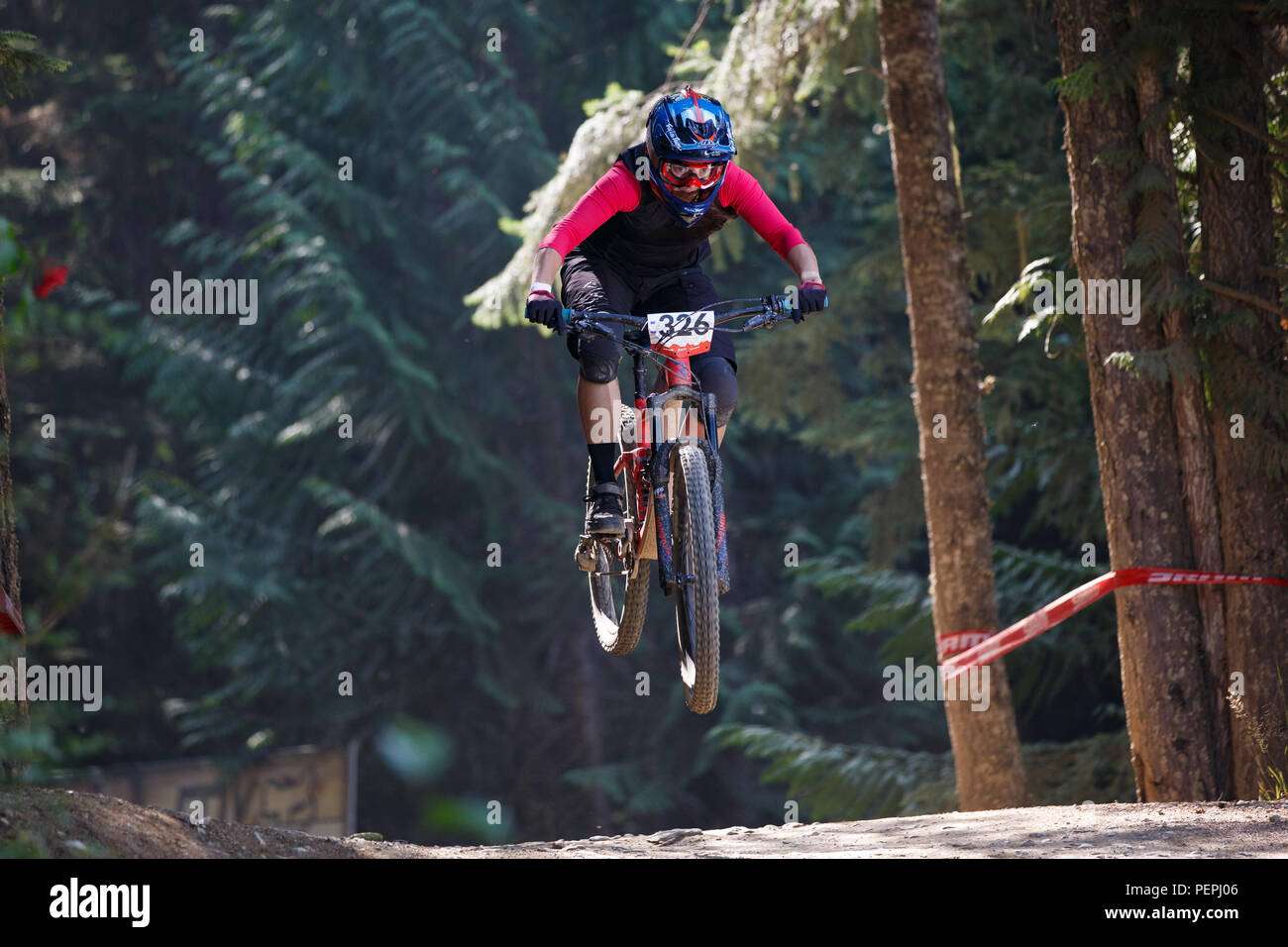 Leonie Picton (AUS) riding al quinto posto pro donne nel 2018 Crankworx Fox Air DH concorrenza in Whistler, BC, Canada. Agosto 15, 2018. Foto Stock