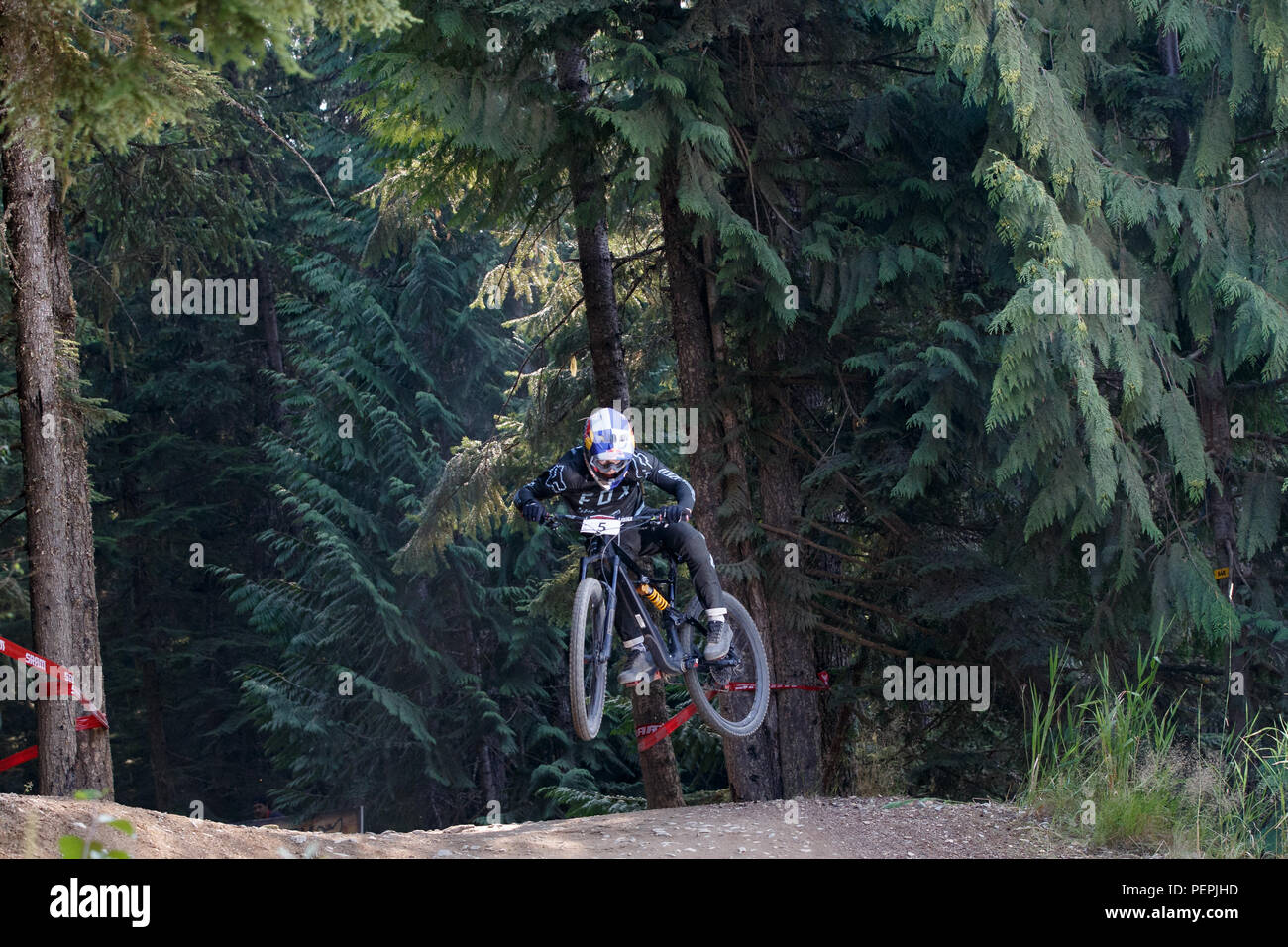 Finn Iles (CAN) riding al primo posto nel 2018 pro uomini Crankworx Fox Air DH concorrenza in Whistler, BC, Canada. Agosto 15, 2018. Foto Stock