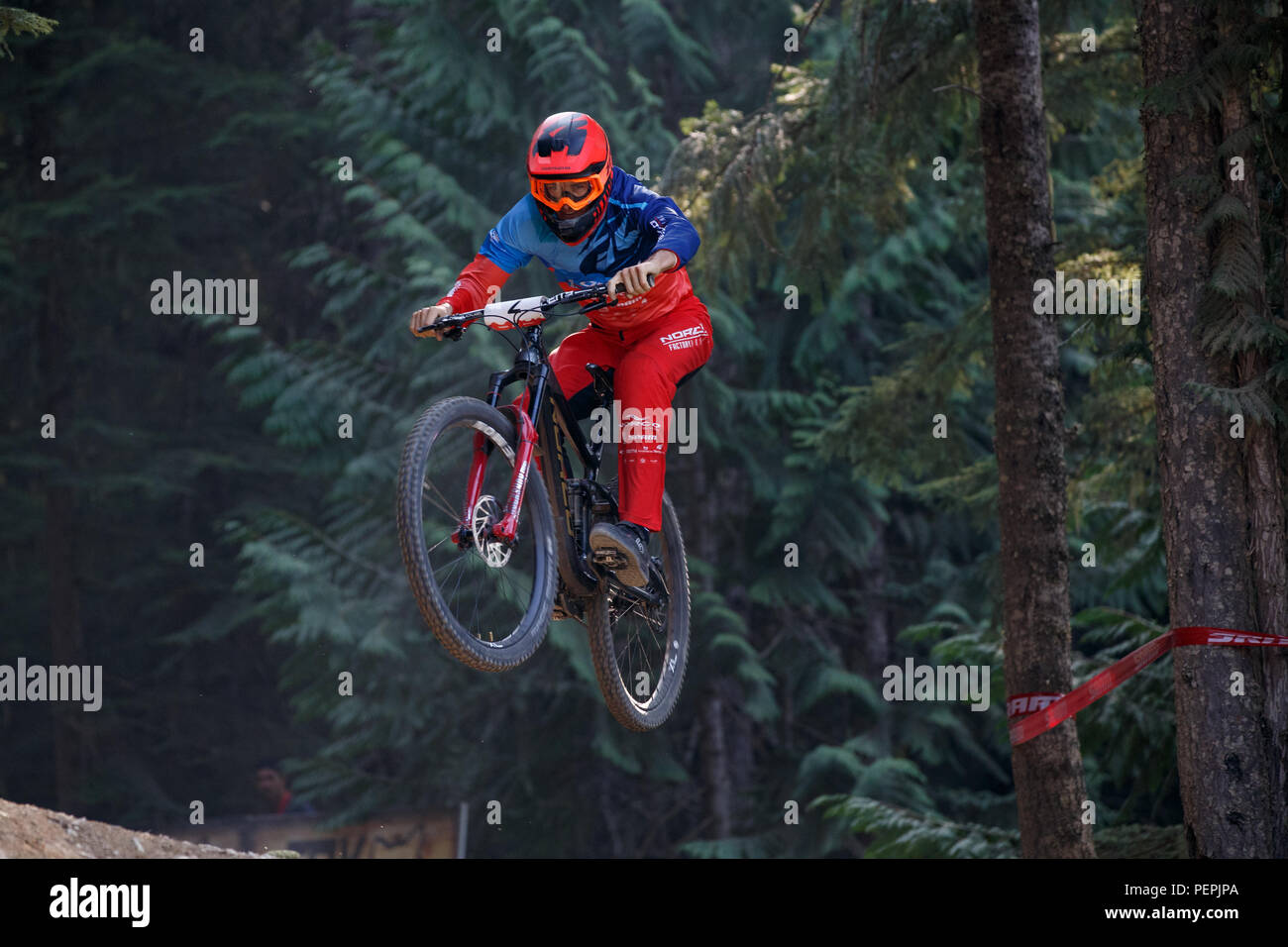 Samuel Blenkinsop (NZL) riding al quarto posto nel 2018 pro uomini Crankworx Fox Air DH concorrenza in Whistler, BC, Canada. Agosto 15, 2018. Foto Stock