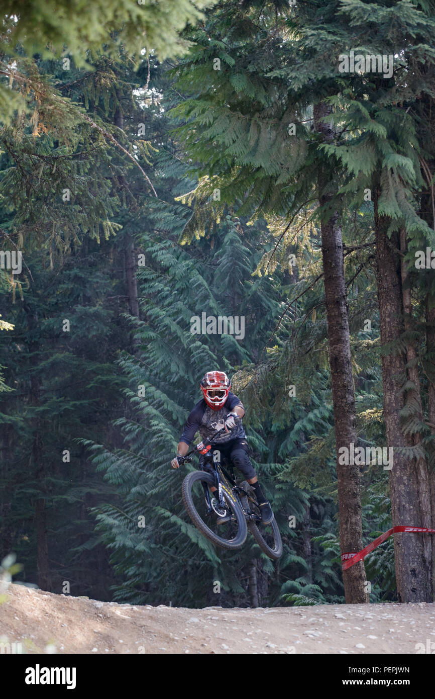 Adrien Loron (FRA) riding al quinto posto nel 2018 Crankworx Fox Air DH concorrenza in Whistler, BC, Canada. Agosto 15, 2018. Foto Stock