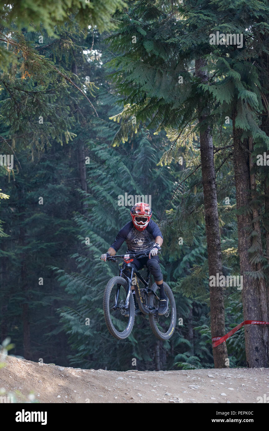 Adrien Loron (FRA) riding al quinto posto nel 2018 Crankworx Fox Air DH concorrenza in Whistler, BC, Canada. Agosto 15, 2018. Foto Stock