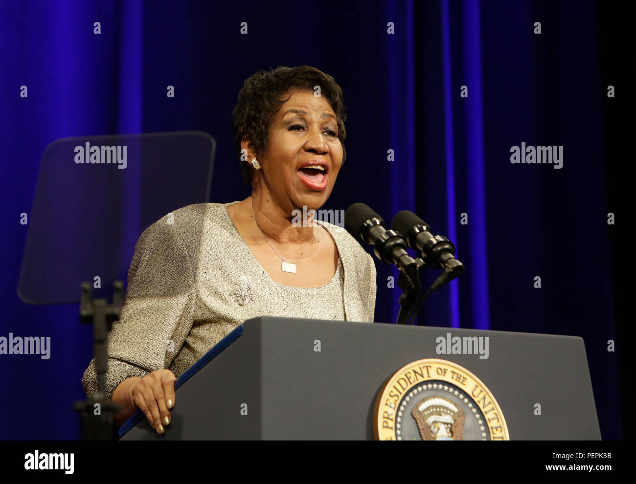 Aretha Franklin canta al ritratto cerimonia di inaugurazione per gli Stati Uniti in uscita Il procuratore generale Eric Holder presso il Dipartimento di Giustizia di Washington, DC, 27 febbraio 2015. Credito: Chris Kleponis / Pool via CNP / MediaPunch Foto Stock