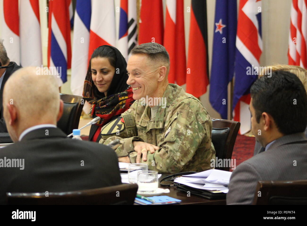 Stati Uniti Esercito il Mag. Gen. Gordon "saltare" Davis Jr., commander, combinati per la sicurezza nella fase di transizione, Command-Afghanistan sorrisi come il sesto incontro di supervisione e di coordinamento dà dei calci fuori al palazzo presidenziale, Kabul, Afghanistan. Nazione del donatore ambasciatori, combinata di sicurezza Command-Afghanistan transizione personale e i partner internazionali hanno aderito i leader afghani, incluso il presidente Ashraf Ghani, per esaminare i progressi compiuti in materia di trasparenza, responsabilità e convenienza iniziative nell'ambito della sicurezza afghana istituzioni. (Militari USA FOTO DI Lt. La carità Edgar/rilasciato) Foto Stock