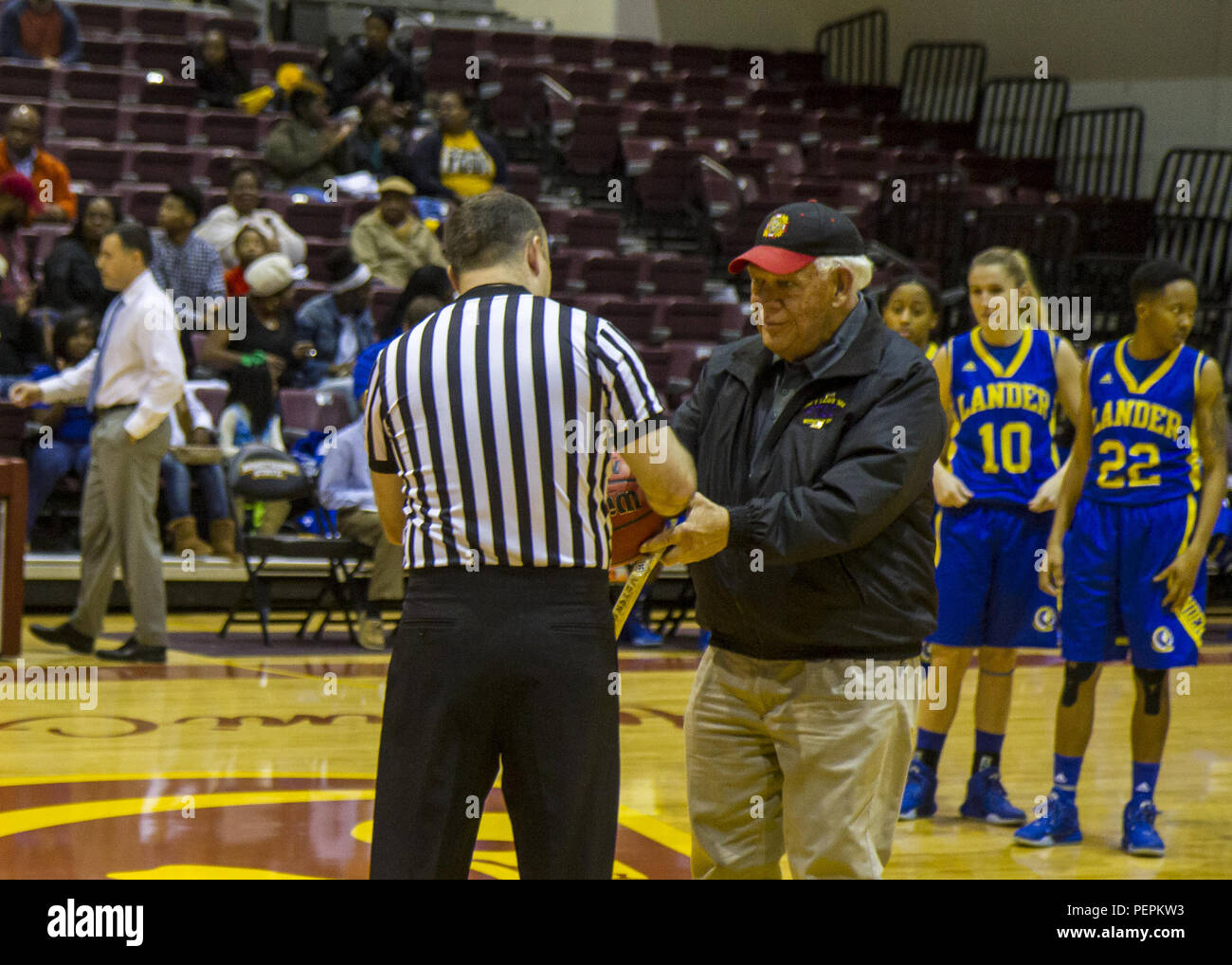 Frank Mullis, 2014 Chatham County il veterano dell'anno offre il gioco Basket durante Armstrong State University apprezzamento militare giorno al Alumni Arena di Savannah gen. 23. (Foto di Spc. Scott Lindblom, terza cabina degli affari pubblici) Foto Stock