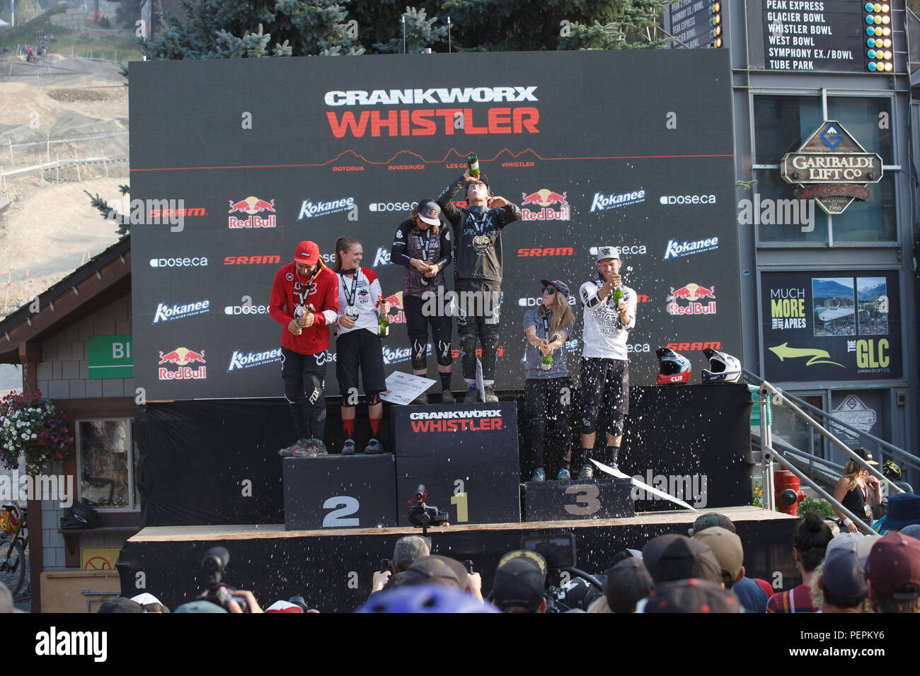 2018 pro uomini e donne pro del vincitore del podio, Crankworx Fox Air DH concorrenza in Whistler, BC, Canada. Agosto 15, 2018. Foto Stock