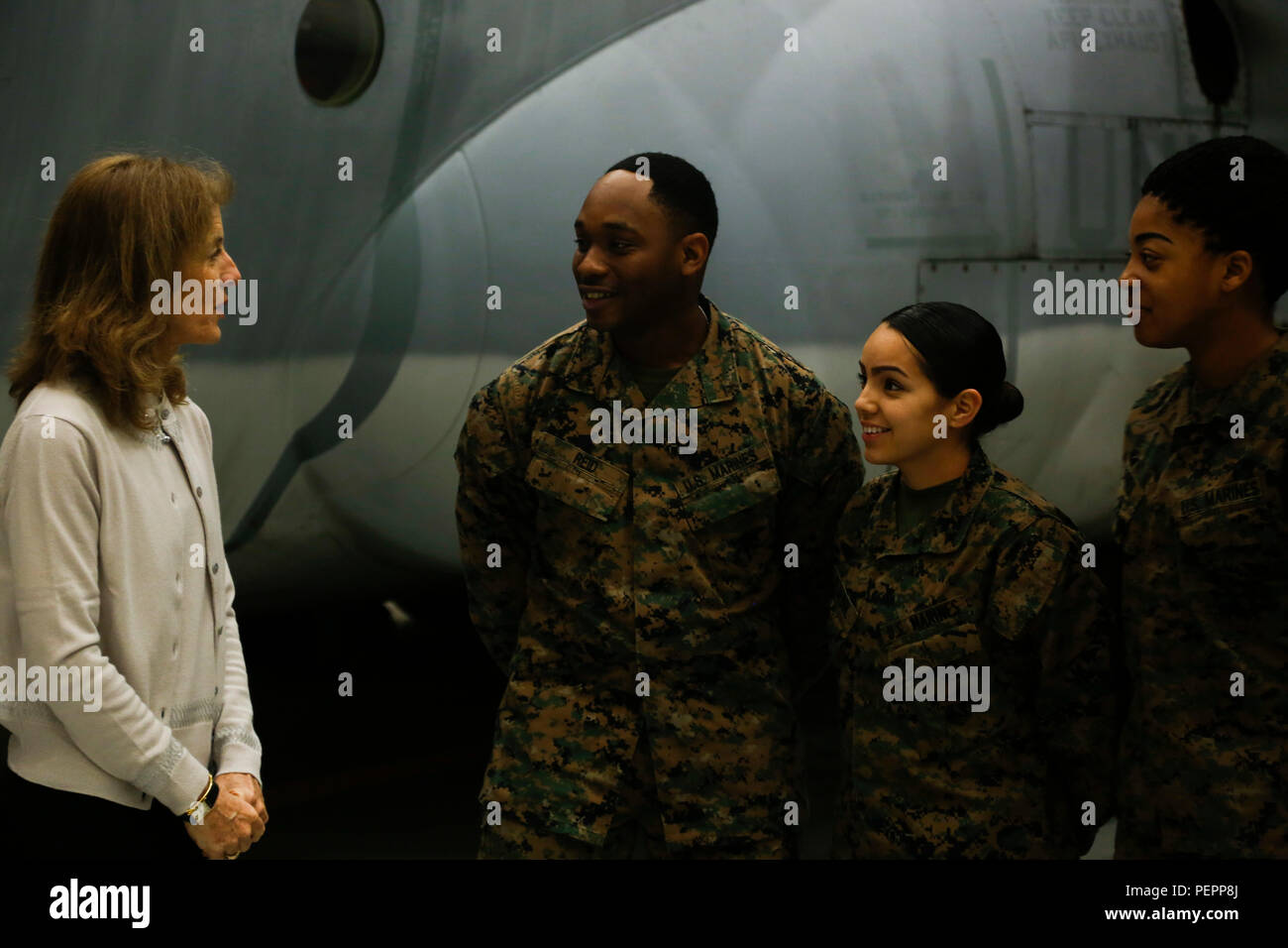 Ambasciatore Caroline Bouvier Kennedy, ambasciatore degli Stati Uniti in Giappone, parla di Marines con antenna Marine Refueler squadrone di trasporto 152 (VMGR-152) al Marine Corps Air Station Iwakuni, Giappone, Gennaio 28, 2016. Questo è ambasciatore Kennedy la sua prima visita ufficiale a MCAS Iwakuni. Mentre presso lo squadrone di hangar, Kennedy visto una KC-130J Super Hercules, guadagnando una comprensione sulle molteplici funzionalità del velivolo nel teatro del Pacifico. Questa visita ha contribuito anche l'ambasciatore a capire meglio gli ICM Iwakuni della comunità di testimonianza e la trasformazione in corso della stazione di aria attraverso la moltitudine di Foto Stock