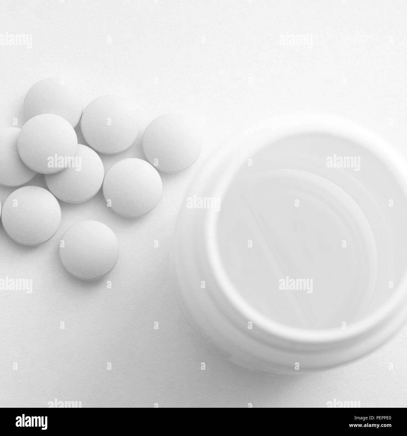 Pillole di farmaco. Pillole di bianco, sfondo bianco. Un barattolo di pillole Foto Stock