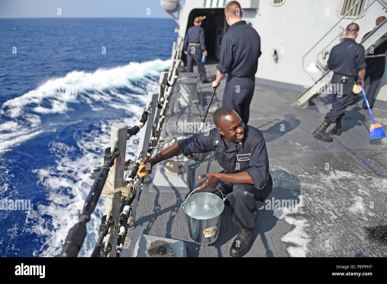 160127-N-KM939-065 OCEANO PACIFICO (Jan 27, 2016) - specialista della logistica 2a classe Daniel Oketch, da Oklahoma City OK., partecipa a una fresca acqua di lavaggio verso il basso delle visite-missile destroyer USS Stockdale (DDG 106). Fornire un contro-pronta la forza per proteggere collettiva degli interessi marittimi, Stockdale, assegnato all'Stennis strike gruppo, è operativo come parte del grande parco verde su un regolarmente programmati Pacifico occidentale la distribuzione. (U.S. Foto di Marina di Massa lo specialista di comunicazione di terza classe David A. Cox/rilasciato) Foto Stock