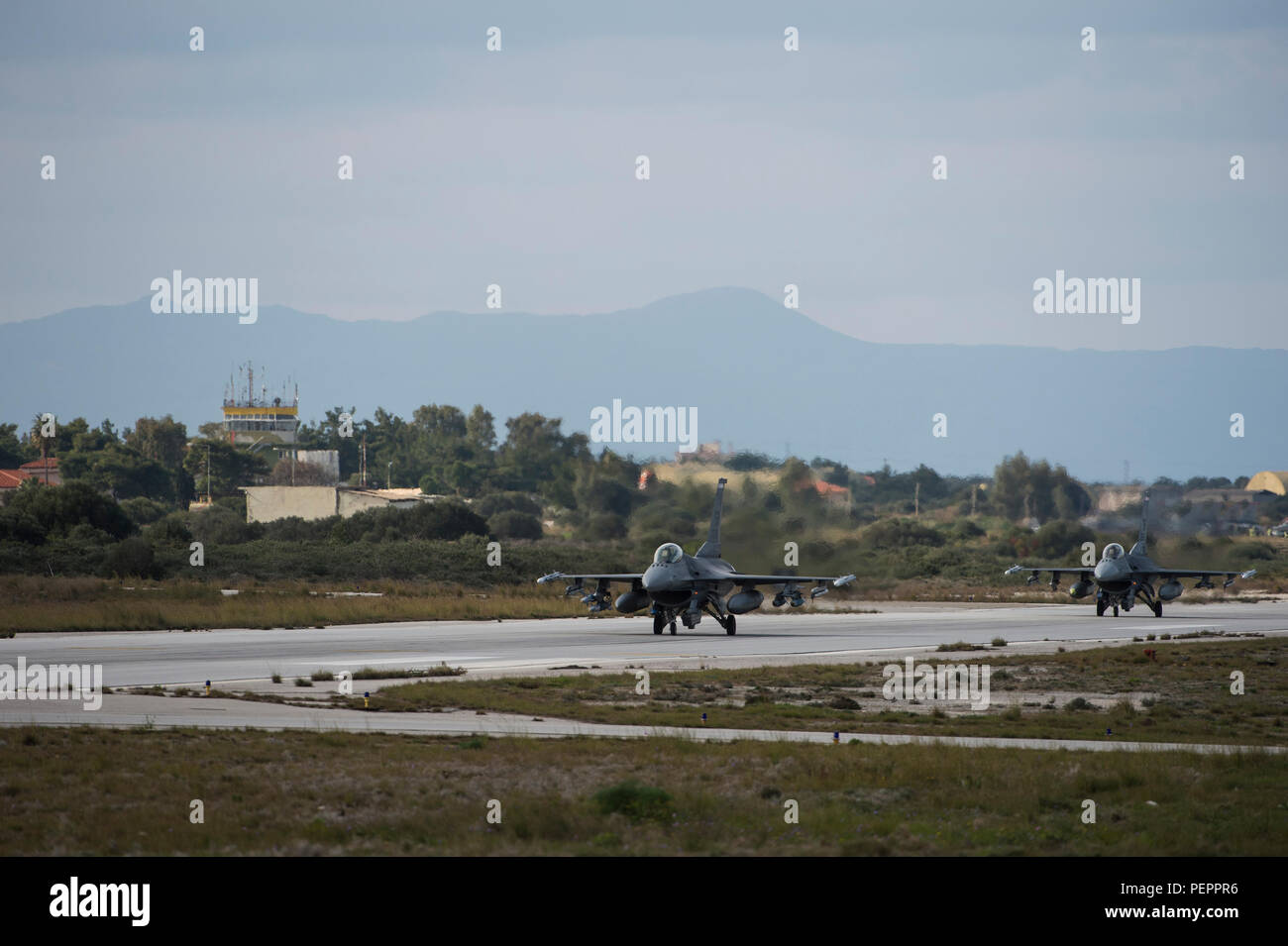 Stati Uniti Air Force i piloti dal Expeditionary 480th Fighter Squadron taxi F-16 Fighting Falcon fighter aircraft durante una formazione di volo della distribuzione del flightline a Souda Bay, Grecia, Gennaio 27, 2016. Circa 300 personale e 18 F-16s dal 52nd Fighter Wing a Spangdahlem Air Base, Germania, sosterrà il FTD come parte degli Stati Uniti Forze Aeree in forze Europe-Air Africa di avanti pronto adesso atteggiamento. (U.S. Air Force photo by Staff Sgt. Christopher Ruano/rilasciato) Foto Stock