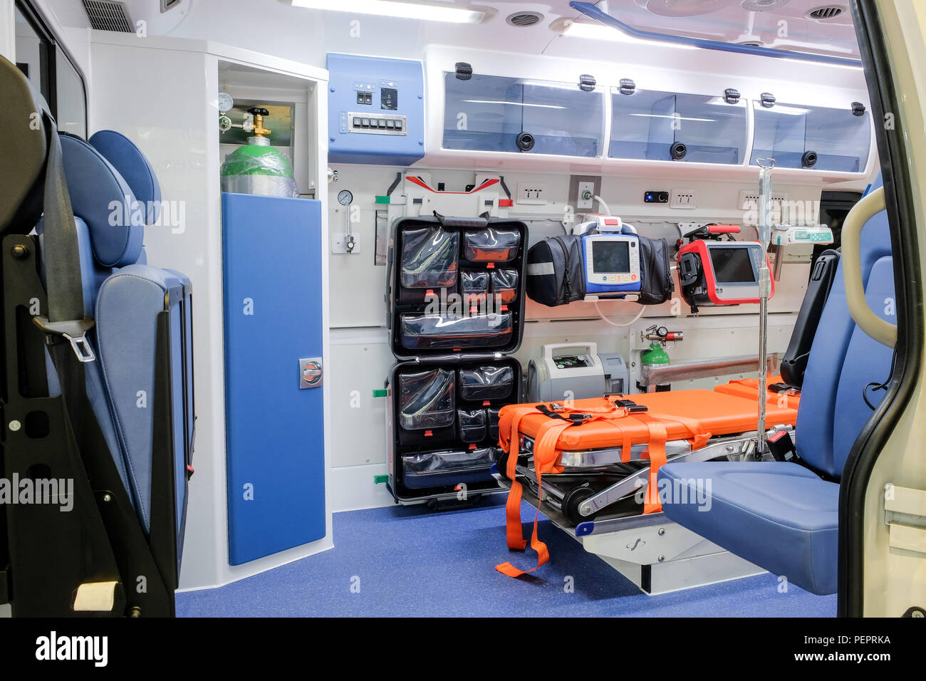 All'interno di un ambulanza con attrezzature mediche per aiutare i pazienti prima della consegna all'ospedale. Foto Stock
