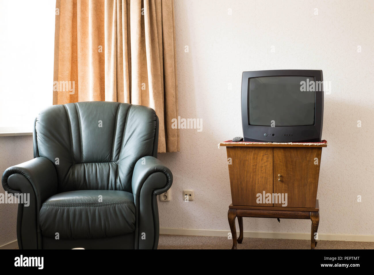 Televisione Vintage in legno antico armadio, vecchio design nel soggiorno con sedia antica Foto Stock