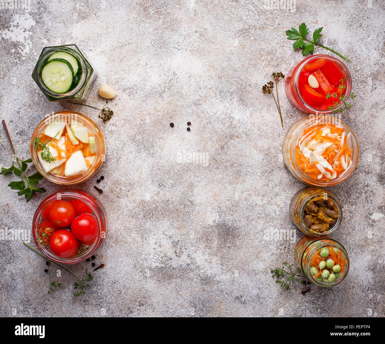 Alimento fermentato. Conserve di ortaggi in vasi Foto Stock