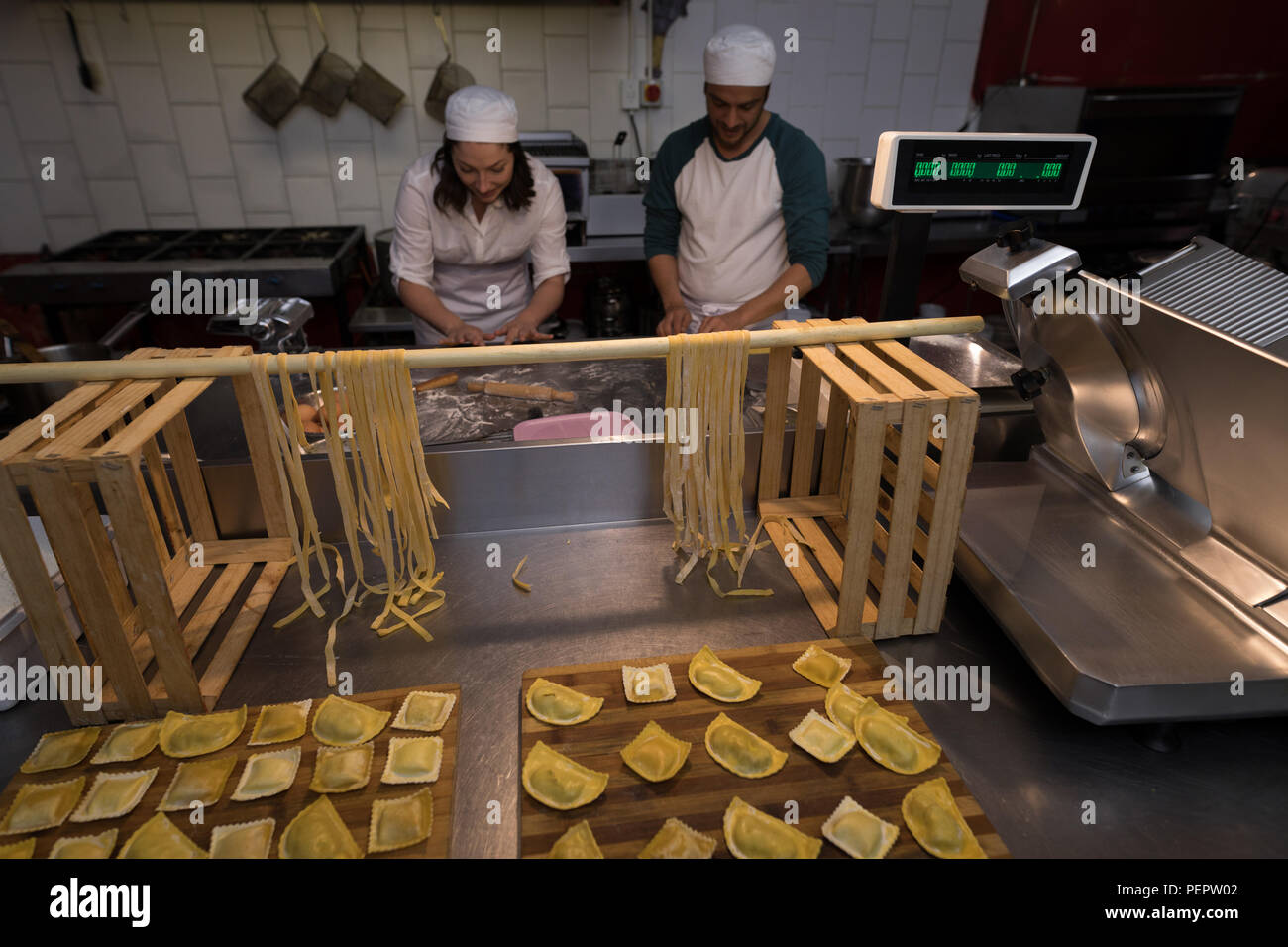 Maschio e femmina baker preparare la pasta Foto Stock