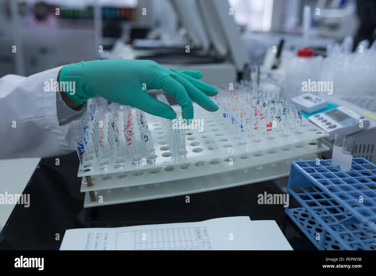 Tecnico di laboratorio analisi soluzione chimica Foto Stock