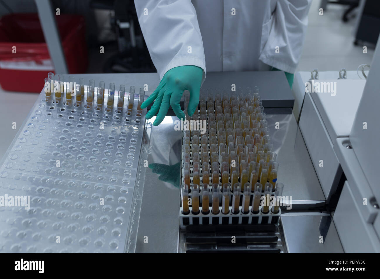 Tecnico di laboratorio analisi soluzione chimica Foto Stock