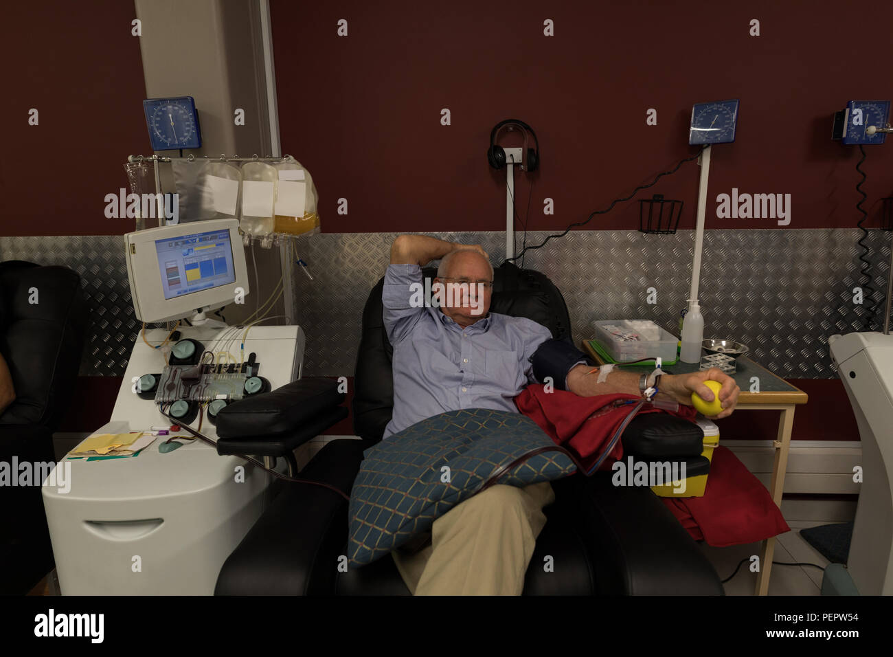 Senior uomo la donazione del sangue nella banca del sangue Foto Stock