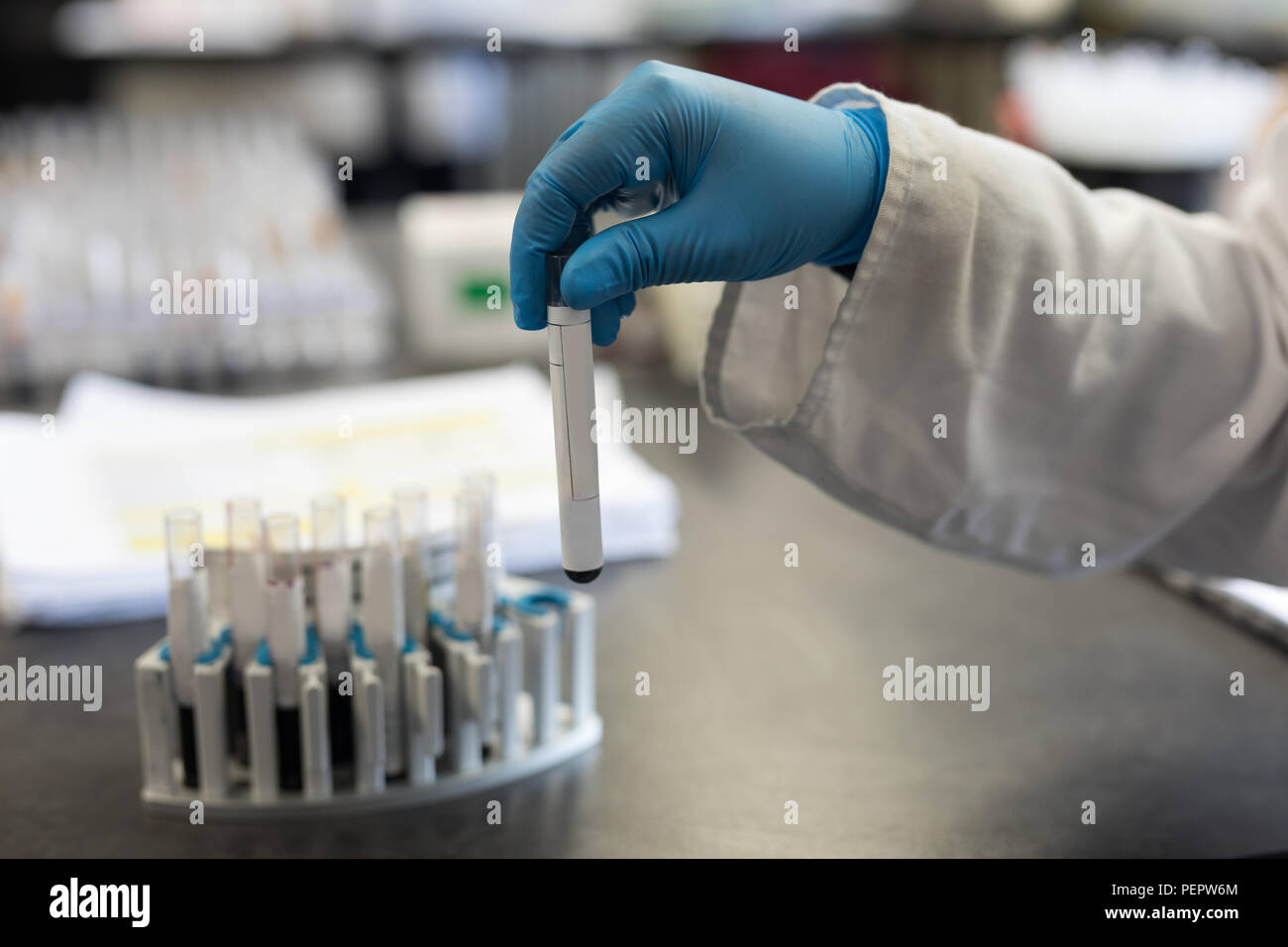 Tecnico di laboratorio analisi soluzione chimica Foto Stock